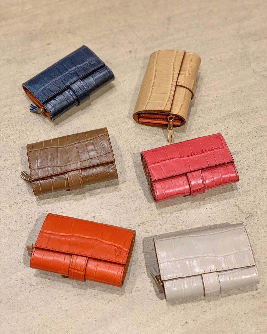 のインスタグラム：「【フェリージ 梅田店】 . 「コロコロ」という愛称で長年親しまれてきた、フェリージの代名詞的存在の「Mod. 3500」をモディファイしたミニ財布「Mod.1041」。随所に光る職人技などはそのままに、蛇腹式2室のポケットにはお札・カード、コの字型ファスナーポケットに小銭を入れて頂けます。 . 梅田店では、SA素材（クロコ型押しレザー）の他にA素材（バケッタレザー）・LD素材（ソフトキップレザー）と豊富にカラーを取り揃えております。是非お立ち寄り下さいませ。 . . . #felisi #wallet #newmodel #miniwallet #madeinitaly #OSAMPO #フェリージ #コロコロ #ミニコロ #スマコロ #begin掲載 #ミニ財布 #スマートウォレット #グランフロント大阪 #グランフロント南館1F #ウメキタ」