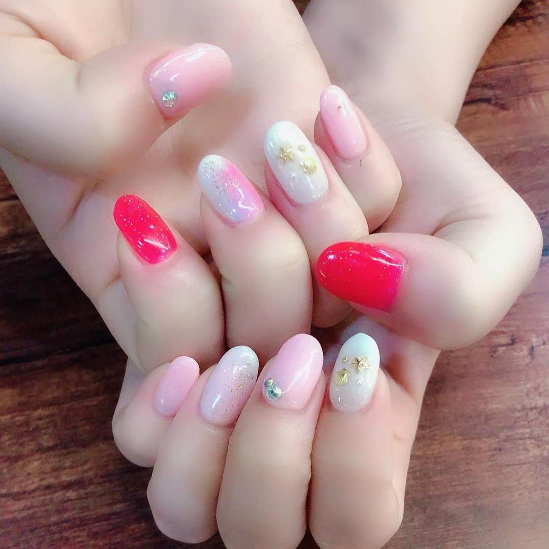 入江綾乃のインスタグラム：「. . . . 今日でこのネイルともお別れ〜💅🏻 舞台モードにする。 やっぱり爪がかわいいとテンションが上がる🥰 . デザインはシェルとかつけて貰って夏仕様にしてました🌴🏖 でもやっぱりピンクにしたくて笑 上(右手)の中指と下(左手)の薬指のアートは2色重ねて貰ったんだけど 濃いピンクと薄いピンクそれぞれに薄い紫乗せてもらったから分かりずらい笑 どのカラーもラメが入ってるんだけど本当にかわいい😍 濃いピンクには一目惚れしました。 リピートします。笑 . ネイルにもこだわりがあって。 私の中では薬指って特別な指だと思っているのでいつもアートとかは薬指にしてもらいます。形とか面積もあるからアートに最適なのもある◎ いつも素敵なネイル感謝〜🥰🙏🏻 . . . #ネイル #nail #お花 #シェル #シェルネイル #ネイルデザイン  #followme #写真好きな人と繋がりたい  #photography #photo #ポートレート#写真 #doll #dolly #dolls #被写体 #カメラ #camera #カメラ女子 #撮影 #撮影モデル #カメラマン #かわいくなりたい #声優 #プロレスラー #アクトレスガールズ #プロレス #AWGカラーズ #スポーツ女子」