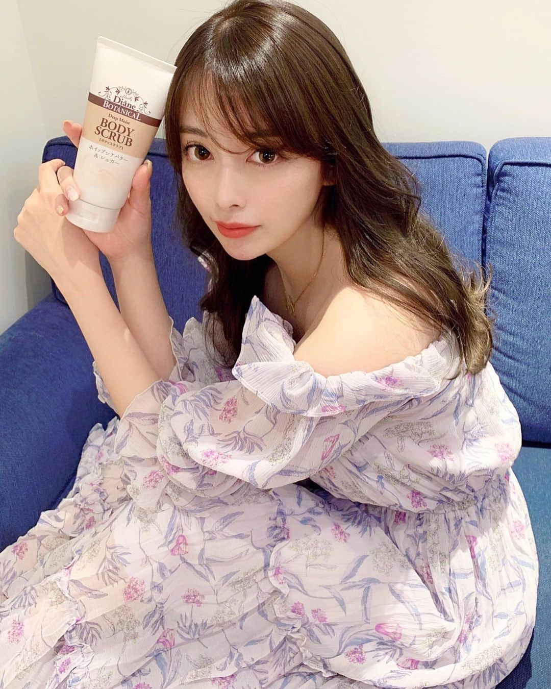 小川ももえさんのインスタグラム写真 - (小川ももえInstagram)「「シュガースクラブ試してみました!」企画に参加中だよ👙❤️✨✨ . . 使ったのは、ダイアンボタニカル ボディスクラブ‼️🥺 おすすめの使い方を教えてもらいました😆💕💕 . .  月曜は「ひじ✨」、火曜は「ひざ✨」、水曜は「首&デコルテ✨✨」 .  って感じで自分なりの1週のルーティーンを作るんです(*^ω^*)🍉💓 . .  ついつい忘れがちなスクラブを毎日部位を変えて3分ずつ使うことで習慣化✔️それを1ヶ月間続けた結果を報告します😘 . . 【Q.1】使用した感想はどうでしたか？ いつものスクラブは皮膚が薄いところとか部位によって肌が荒れたりすることもあったけど、シュガースクラブはテクスチャーもハードすぎずなのに、しっかりツルツルになれて良かった🥰 . . 【Q.2】効果を実感した身体のパーツはどこですか？ 二の腕、肩、背中‼️出す機会多いところはしっかりケアしていたのですが、おかげですべすべ🙆‍♂💕 . . 【Q.3】この商品の良さを人に伝えるならなんと伝えますか？ 私は顔も体も昔からシュガースクラブ派なので、これはほんとに使い勝手が良くてお気に入り🥺🍉 ホイップシアバター効果で、保湿もされるとこが良いんだな‼️ そして大事な大事な香りも良くてテンション上がりならお手入れできます❤️ スクラブ何使おうか迷ってた人には是非試してみてほしい🍧 かたちがチューブ型なのもめっちゃいい🔥  #ダイアンボタニカル #dianebotanical #ボタニカル #スクラブ #ボディケア #シアバター #角質ケア #シュガースクラブ #美は1日にしてならず #何事も週間が大事 #チリツモ美容  @dianebotanical」8月28日 12時39分 - momoe_0406