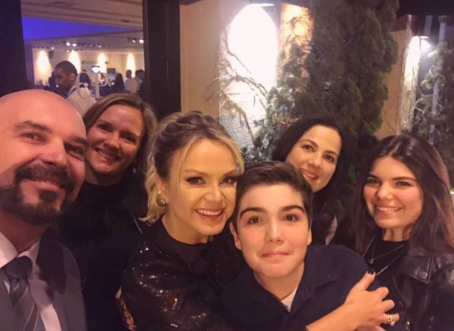 Eliana Michaelichin Bezerraのインスタグラム：「Hoje foi dia de apresentar uma noite solidária para a @aacdoficial na @casapetra. Agradeço aos amigos que estiveram neste momento tão especial. O Teleton está chegando!!! #aacd #teleton  #solidariedade #amor」