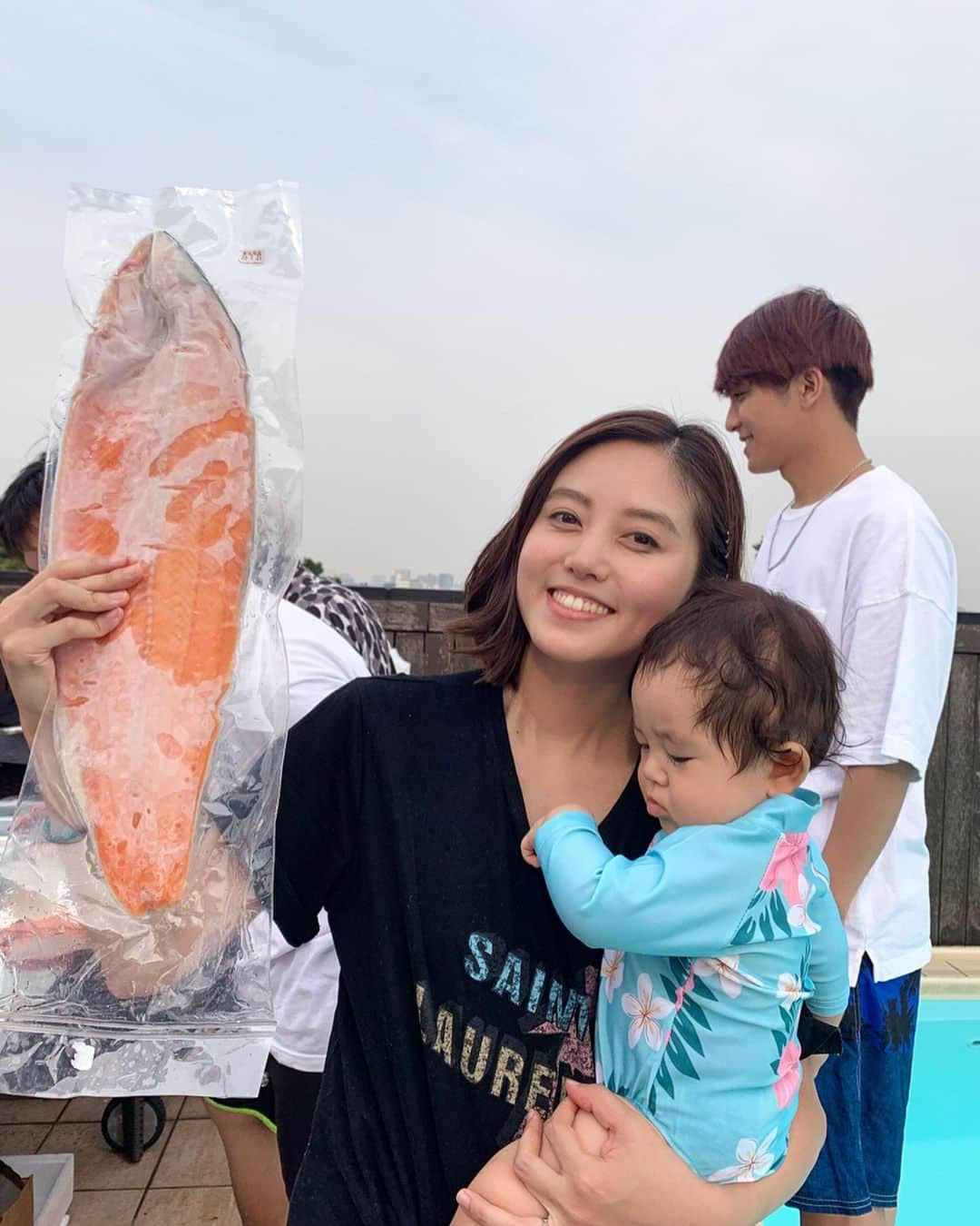 佐倉真衣さんのインスタグラム写真 - (佐倉真衣Instagram)「皆んなでBBQ🤗 今年も海の幸は北海道からお取り寄せ♡ . 人数も多かったので、いつもお世話になっている @a_uroko の厚岸の牡蠣と、初めましての仙鳳趾の牡蠣を2種類食べ比べしました🤤 どちらも信じられないくらい濃厚でクリーミーで美味しすぎる🥺 他にも、時しらずにほっけにつぶ貝にホタテにイカにオイスターピザとたらふく食べて大満足の贅沢バーベキュー✨ (もちろんお肉も沢山食べた) また来年もやりたいなー🦑 . というか厚岸の牡蠣は通年食べられるから、定期的に積極的に食べていきたい！ 本当にひと口食べてびっっっくりするから興味アリの方はぜひお取り寄せしてみてほしい😝 . #BBQ #oyster #seafood #hokkaido #foodiejapan #厚岸BBQ #厚岸glam #エーウロコ #厚岸 #浅井水産 #仙鳳趾 #牡蠣 #厚岸岡田スペシャル」8月28日 12時47分 - maitanaka20