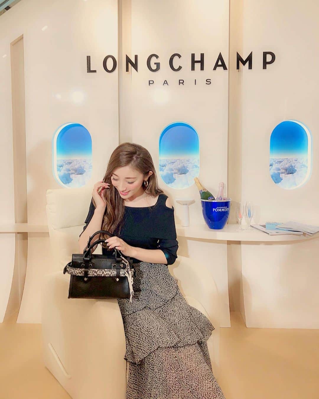 東條恭子さんのインスタグラム写真 - (東條恭子Instagram)「. LONGCHAMPのNEWアイコンバッグ✨ 『LA VOYAGEUSE』ローンチパーティーへ🥂✨ . LA VOYAGEUSEは旅する女性という意味✈️ 世界中を飛び回り素敵なものを見つけて楽しむ女性をイメージして作られたというバッグ、まさにどんなシーンにもフィットするデザイン…🎶 . ロンシャン銀座店にはフルラインナップが揃っていて、 カスタマイズコーナーも💫 またゆっくりお伺いしたいと思います♡ . . . #ロンシャン #longchamplavoyageuse #銀座 #バッグ #旅行バッグ #longchamp #japan #tokyo #japanese #japanesegirl #tokyogirl #bag #new #party #新作バッグ #カスタマイズ #旅行 #旅行好き女子 #パーティー」8月28日 12時48分 - kyoko_tojo