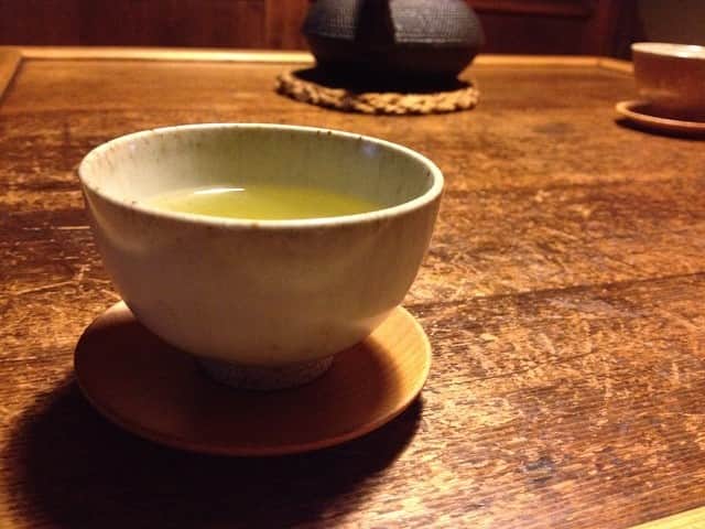 職人.comさんのインスタグラム写真 - (職人.comInstagram)「#食後 の #煎茶 です。まもなく職人.com初の #煎茶碗 が加わりますのでお楽しみにお待ちくださいませ。 @shokunincom  #職人ドットコム #京都 #京都市 #手仕事 #暮らしの道具 #そうだ京都行こう #暮らしを楽しむ #京都旅行 #京都巡り #京都観光 #京都散策 #京都散歩 #モノづくり #ものづくり #工芸品 #民芸 #民藝 #民芸品 #手工芸 #日本製 #平清水焼 #平清水焼き #青龍窯 #残雪 #残雪釉」8月28日 12時58分 - shokunincom