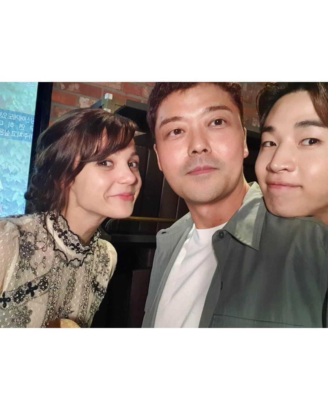 ヘンリーさんのインスタグラム写真 - (ヘンリーInstagram)「너무 감동받았어요ㅠ 다들 엄청 바쁘신데 어제 제 영화시사회 오기위해서 ㅜㅜ 여행취소하고 오신분 도 있고 스케줄 어렵게 바꾼분 도 있고 진짜 다들 넘넘넘넘 감사해요 ㅠ 사진같이 못찍은분들도 있는데 다들 사랑해요!!! 스케쥴때문에 아쉽게 못오시고 응원해주신분들도 감사합니다!! Thank you all for making time to support! I know some of you even changed your schedules to make it and I’m deeply touched. I hope everyone enjoyed the night!! I love you all!!」8月28日 13時08分 - henryl89