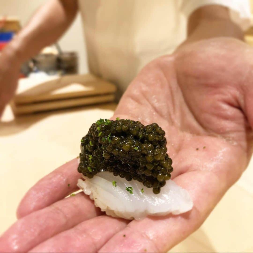 乾雅人のインスタグラム：「鮨よし田@南麻布 初訪問。非常にヤバイお店と出会えた。 もう一度言う、これはヤバイ。 能舞台をイメージしたという内装は4月オープンということもあり、抜群の美しさ。 全8席のカウンターに女性客5名、女子率が高いのに驚いた。 食べログ情報によると… ご主人は味吉兆、小松弥助、アメリカ『KENZO ESTATE USA』でワインの勉強、麻布十番 鮓ふじながを経て独立。 ソムリエの資格をお持ちなのでワインのペアリングもある。 さて、冒頭。 特別に塩分調整、アラン・デュカスも全店で導入するキャビアをアオリイカの上にテンコ盛り。 一貫分でリッツパーティ開けるやん！ 青森三厩釣りマグロは山幸から…塊をシャリに…この分厚さはステーキやん！ 毛蟹、湯気が立ち上る熱々。 「蟹は熱々が美味しいので」とご主人。 蟹爆弾、口内で爆ぜる。 白えびにサマートリュフ。 ね、ヤバイのが絨毯爆撃。 イクラの盛り方も綺麗。 雲丹は羽立！はだてのムラサキウニ！これもテンコ盛り！ マジか…と目を疑うくらいのテンコ盛り。多幸感、凄い。 赤身も綺麗やなぁ。 胡麻河豚の白子の蒸し寿司 すっぽんの出汁餡… これは今年いただいたお料理No.1に躍り出る勢い。美味くてびっくりした。 シメは鮪のすき身をこれでもかと巻いて載せて…母の日のカーネーションかと思います。 この他、つまみ、握り、デザートまで素晴らしいお鮨のエレクトリカルパレードが延々と。 いやぁ、たまげた。 ご主人の人の良さ、丁寧な丁寧なお仕事ぶりに胸を打たれた夜。 予約を今のうちにとっておかないと大変です。 ごちそうさまでした！」