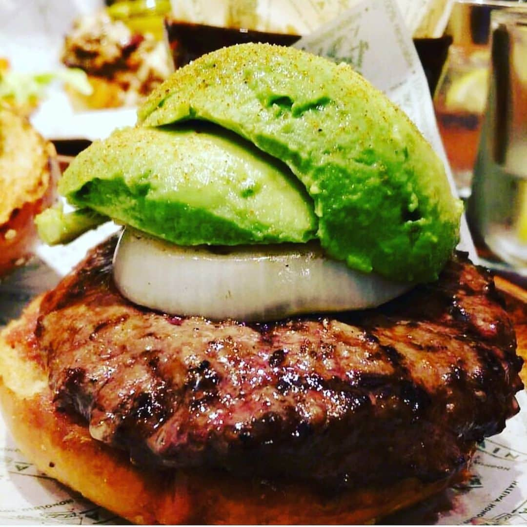 Kua 'Aina UKさんのインスタグラム写真 - (Kua 'Aina UKInstagram)「The avocado burger. Just what you need for a cooler Wednesday. #comfortfood #whathappenedtothesummer」8月28日 18時37分 - kuaainauk