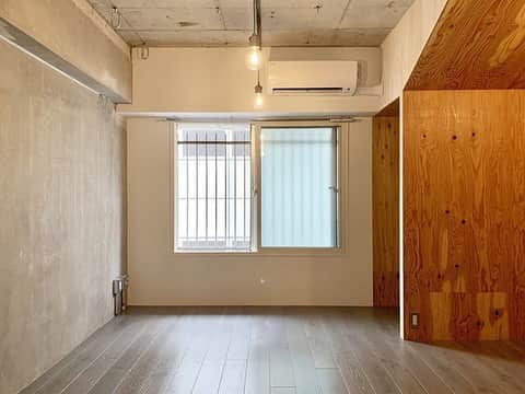 グッドルームさんのインスタグラム写真 - (グッドルームInstagram)「東京 #入谷 ワンルーム 31.68㎡⁠ ・⁠ ▼⁠あなただけの特別を⁠ ⁠山小屋のような、⁠ あなただけの秘密基地は、⁠ 思いの外都会にありました。⁠ ・⁠ コンクリとウッドのコントラストがGoodな⁠ デザイナーズリノベ。⁠ 一人暮らしにぴったりのワンルーム！⁠ 青のタイルが居室やキッチン、玄関に⁠ 可愛らしさを添えてくれています♪⁠ ・⁠ 居室の天井にはフックがついているから、⁠ ハンモックもつけられちゃう！◎⁠ ゆらゆら揺られながら、⁠ 読書をしたり、うたた寝したり、コーヒーを飲んだり…⁠ こんな風に、のんびり休日過ごしたいなあ。⁠ ・⁠ こちらの物件は実際に住めるお部屋です。詳細はストーリー、ハイライトにて！⁠ ・⁠ こだわりのお部屋探しは、@goodroom_jp から URLをチェック！⁣⁣⁣⁣⁣⁣⁣⁣⁣⠀⁣⠀﻿⁠ ・⠀﻿⁠ ※最新のお家賃につきましては、リンク先物件ページからご確認ください。⁠ ・⁠ #goodroom#interiordesign#decoration#myhome⠀ #homedesign#interiordecor #urbanlife #apartment #tokyo #東京 #生活 #シンプルな暮らし#シンプルライフ #日々の暮らし#引っ越し#暮らしを整える #開放感のある家 #バルコニー #デザイナーズ #リノベーション # #天井が高い家 #タイルキッチン #コンクリート壁 #賃貸⁠ #照明 #一人暮らし #ワンルーム一人暮らし #ピクチャーレール」8月28日 18時42分 - goodroom_jp