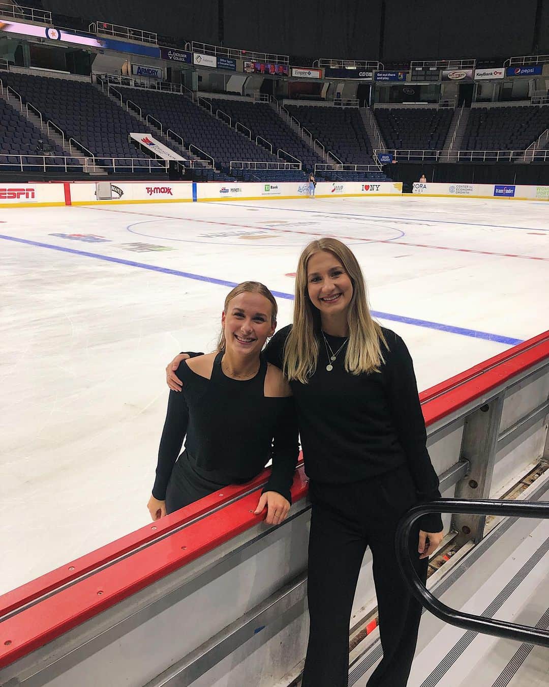 イザベル・オルソンのインスタグラム：「Thank you @auroragamesfest for having me this weekend! It was so much fun! And just to clarify, I’m not back on the ice (I’m sorry for that) wish I could be but my foot won’t let me! Thank you for this awesome experience! ⛸ ❤️」