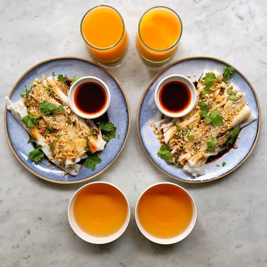 Symmetry Breakfastのインスタグラム：「肠粉 Changfen, a rice noodle dish from Guangdong province where it is a breakfast staple 👍🏼 a simple batter of milled rice and water is spread onto a metal sheet and steamed. Fillings can be added but here I kept it simple and topped it with a sesame chilli dressing with soy and garnished with chopped peanuts and coriander leaf. My version is vegan. In the wider sinosphere the name varies and so does the flavour. Malaysia has chee cheong fun, Vietnam has bánh cuốn, add a youtiao inside it becomes 炸兩 zhaliang and is popular as part of dim sum. The song in the video is Placebo’s cover of Kate Bush’s Running Up That Hill 👍🏼 - - - - - - - - - - - - - - - - - - - The last video was shot in Guangzhou a few weeks ago where I had a practically luxury version! #chinesefood #chinesebreakfast #guangzhou #guangdong #cantonese #changfen #肠粉 #中国 #symmetrybreakfast」