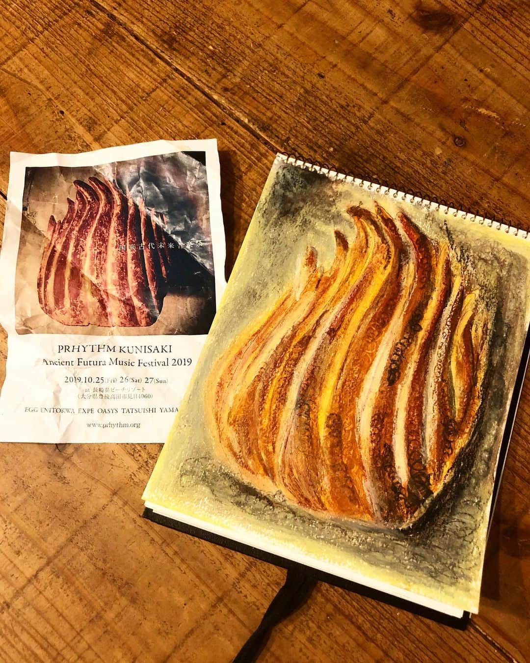 CHIPPRUSONのインスタグラム：「ちょっとした夏休みをいただきまして、パン屋に戻ってまいりました。 ・ ・ なんだかすっかり涼しくなりましたが、引き続き通信販売のお知らせです。本日の午後20時より、通販サイトにて土曜日出荷分のパンセットご予約を募集いたします。20時よりsold out表記が消え、お買い物していただけますので、チップルソンのパンが気になっている方、もう一度食べたい方、ぜひチェックしてみてくださいませ。 ・ ・ そして、出張販売のお知らせを… 9月9日の月曜日、ご近所のスターダストさんにてパンの販売をさせていただきます。京都女子の憧れ、妖精のようなカナさんの空間、ほんとに素敵でローフードやドリンクはもはやアート✨細かな打ち合わせはこれからなのですが、月曜お休みの皆さま、ご予定に加えていただけると嬉しく思います。 @stardust_kana ・ ・ 写真は、久しぶりに描いた絵。フライヤーのモチーフが好みすぎて描いてみました。なんとかこの形のパンを再現できないものかと考え続ける日々です。（モチーフ自体はパンではなく木彫りのなにか、らしいです）」