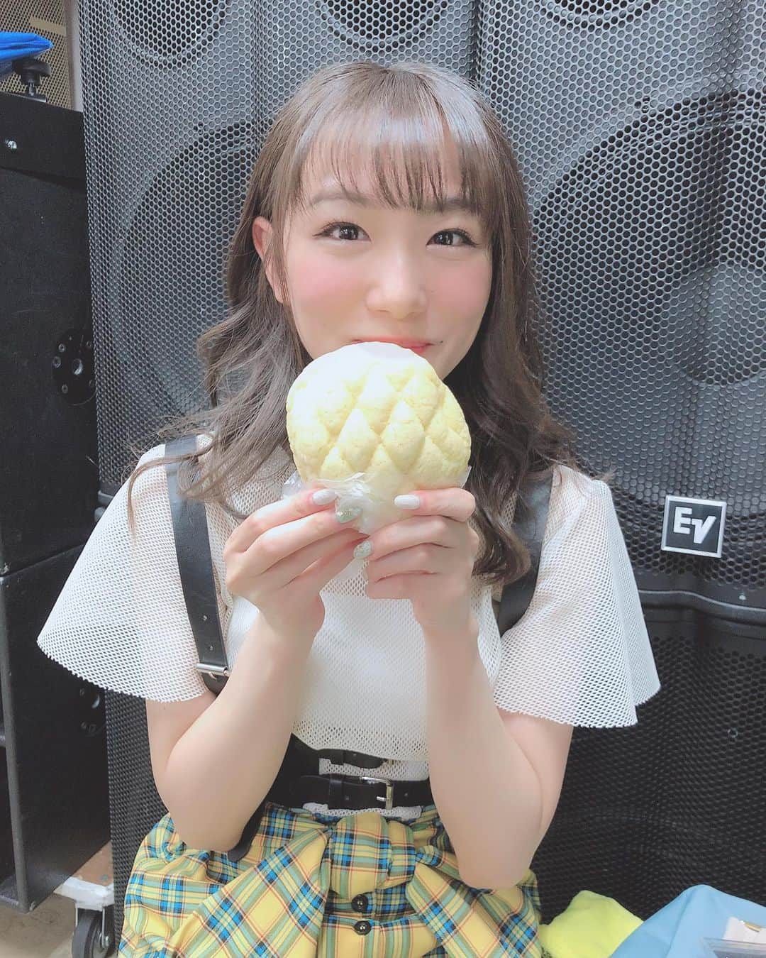 永山飛鳥さんのインスタグラム写真 - (永山飛鳥Instagram)「すごく前の写真なのに、昨日の配信で覚えてくださった方がいたので記念に投稿しておく🍈🍞 ライブの前はだいたいいつもパン食べてる☺️🍞 ＃双子 #一卵性双生児 ＃メロンパン #パン好き ＃アイドル」8月28日 13時18分 - asuka_nagayama
