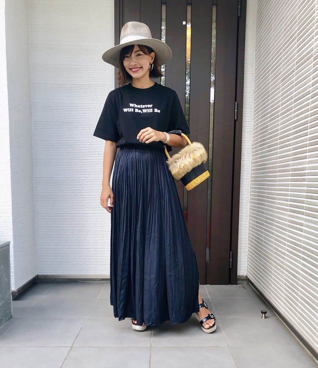 黒宮ニイナのインスタグラム：「朝晩涼しくなってきて段々秋めいてきましたね🍂 って言っても日中はまだまだ暑いから小物で少しずつ秋仕様に😄 このTシャツのロゴの感じが可愛い💕  #2児ママ #ママコーデ #mamacoordinate #mama #mamalife」