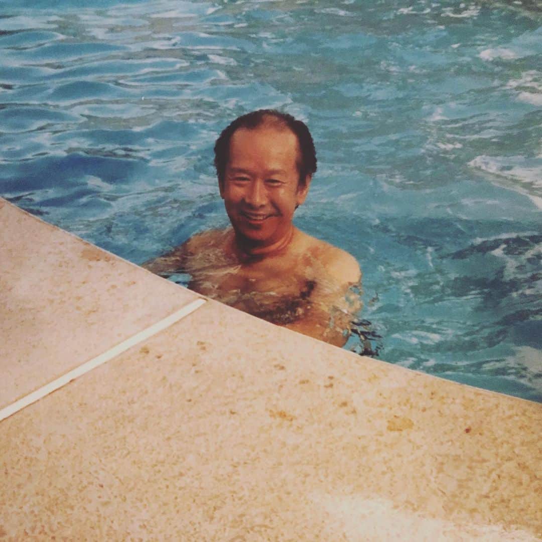 Karen Oさんのインスタグラム写真 - (Karen OInstagram)「Around this time of year I get a swelling of the heart, like a wave of the purest hit of love, unconditional love, love like no matter what- life is good.  And then I’m reminded this is the day my grandfather passed over to the other side.  We were close.  He was a gifted painter who liked his soju and loved his family hard.  I’ve lost people in my life that fully turned my world upside down, but when he went I felt completely enveloped in a hazy fortifying love that doesn’t quit feeding me and keeps me okay, alright, always.  I dedicated this last record Lux Prima to him.  Cherish the ones you love and grandparents RULE! ❤️❤️❤️ thanks ma for sending this pic, I’m hangin by a pool rn too xoxo #hubagi #halbusy」8月28日 13時23分 - ko