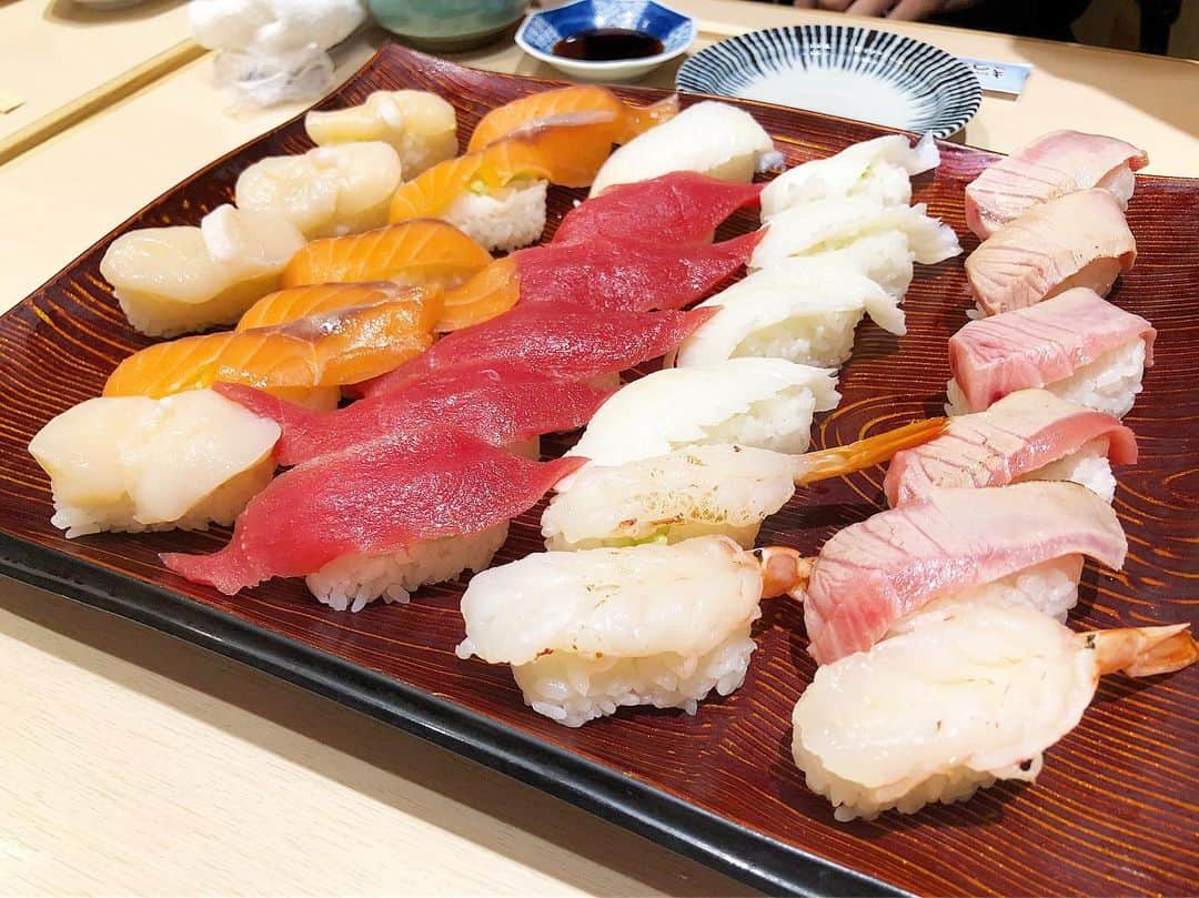 鳳条飛鳥さんのインスタグラム写真 - (鳳条飛鳥Instagram)「おいしそーなお寿司食べに 来たけどもう限界です 僕は小食なのだ。 ごちそうさまです🍣 . . . #sushi #eat #food #foodstagram #eating #eatstagram #寿司 #海鮮」8月28日 13時23分 - zino_0224