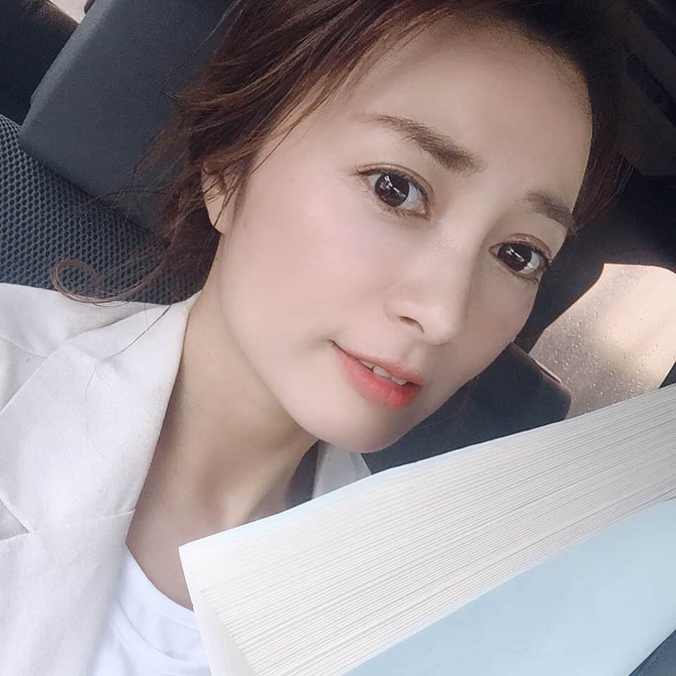 新山千春さんのインスタグラム写真 - (新山千春Instagram)「これから NHKのとあるドラマの🎬 本読み📓📖行ってきまぁす🌹 . 久しぶりにジャケットとヒールで シャキッと！！ . . 頑張ってきまぁす🤩 _____________________________________________________🌴 #art 好き🎨#chihuahua #dog 🐶  #mamafashion #Japaneseactress #casualcoordinate #denimcoordinate #makeup #model  #mama#mamastyle #Instagood #cooking #streetwear #mamacoordinate #hairarrange #streetfashion  #outfit #casualstyle  #outfitstyle #촬영 #粉我 #나를따르라  #fashionistas #dailylook #coodinate #新山千春  _____________________________________________🌴🌵🌴」8月28日 13時39分 - chiharuuu_0114