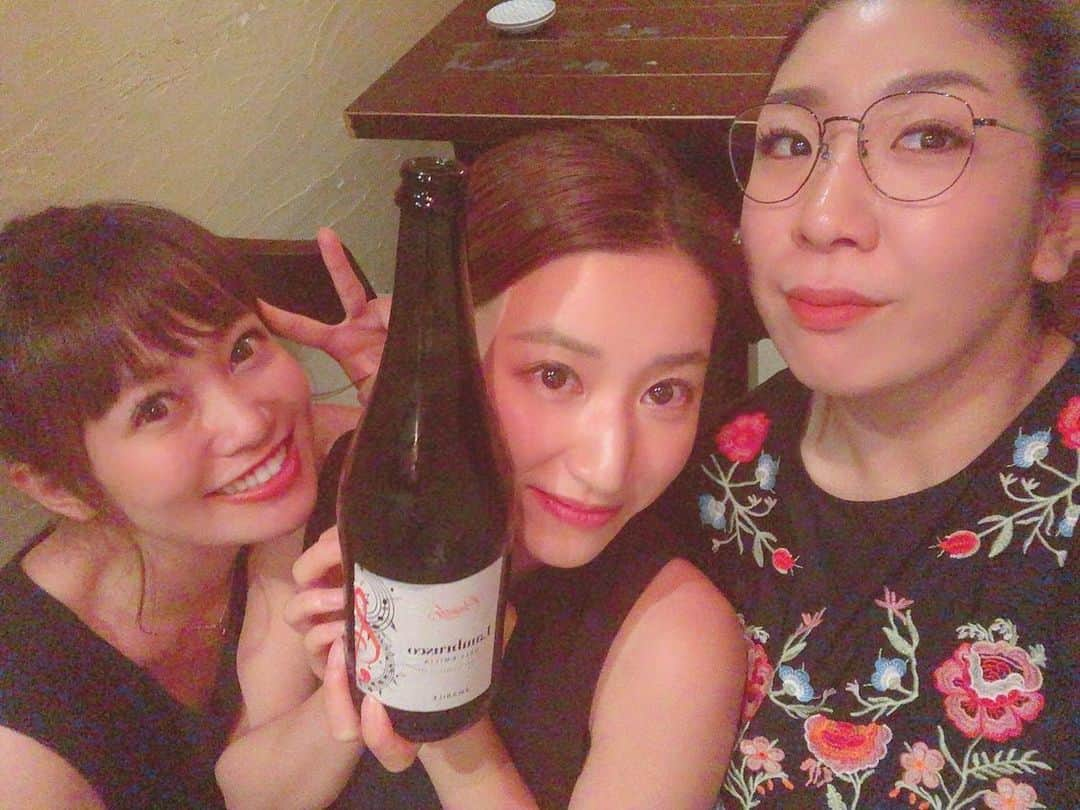 伊藤沙菜さんのインスタグラム写真 - (伊藤沙菜Instagram)「・ お誕生日当日は 中学時代からの親友と 大人になってからの親友が お祝いしてくれました❤️ #高校時代からの親友は不在 @airi_official  ㅤㅤㅤㅤㅤㅤㅤㅤㅤㅤㅤㅤㅤ あたしの大好きな人が これまた大好きな人のことを 好きになってくれて これまた同じ空間にいられるなんて この先もこの時感じた幸せが 何度も何度も訪れますように💗と あたしは可愛いことを思っちゃいました🥰 #自分で言うな説 ㅤㅤㅤㅤㅤㅤㅤㅤㅤㅤㅤㅤㅤ あたしに非常に厳しい2人ですが 結果、激甘で尊重してくれて なんとなく答えが見えている時でも あたしの中での答えが見つかるまで 理解してくれて良い時も悪い時も さなはさならしく‼️とよく頑張った‼️と支えてくれる2人にあたしはとても感謝してます‼️ ㅤㅤㅤㅤㅤㅤㅤㅤㅤㅤㅤㅤㅤ なんか今思うのは 生きてたら本当に30歳になれるんだなって感じ💁🏻‍♀️ ㅤㅤㅤㅤㅤㅤㅤㅤㅤㅤㅤㅤㅤ 正直30歳になるまで 自分の中で27歳から時が止まってて 2000なん年かも自分が今何歳かも 曖昧で何か書く時検索したりしてたんだけど 30歳というわかりやすい年齢になって何か書く時考えなくて良いなって💁🏻‍♀️ #何言ってんのって感じでしょ #あたしが一番書きながら思った #とにかく感想浅っ ㅤㅤㅤㅤㅤㅤㅤㅤㅤㅤㅤㅤㅤ 学生の時に北海道でタレントを始めて、ありがたいことにレギュラーが途切れずかれこれ10年以上が経ちます🙆🏻‍♀️🙆🏻‍♀️🙆🏻‍♀️ #なかなか成長してなくて経歴言いづれい爆走 ㅤㅤㅤㅤㅤㅤㅤㅤㅤㅤㅤㅤㅤ 一緒に仕事で何かをしたいと想ってくれる周りの方たちが素晴らしすぎて😢❤️ あたしをずっと応援してくれる人ってちょっと変態気質というか笑 変わった人達だなぁ😢❤️と思いながらも 本気でいつもみなさんに感謝しています‼️ ㅤㅤㅤㅤㅤㅤㅤㅤㅤㅤㅤㅤㅤ 少しでもみなさんのクスッ🤭ったる存在になる目標は 変わらずに これから先も頑張っていきますのでよろちくね🤗 ㅤㅤㅤㅤㅤㅤㅤㅤㅤㅤㅤㅤㅤ お祝いの言葉たくさんありがとうございました🧡💛💚💙💜 ㅤㅤㅤㅤㅤㅤㅤㅤㅤㅤㅤㅤㅤ 頑張れる🙄💪🏻🔥🔥🔥❤️ ㅤㅤㅤㅤㅤㅤㅤㅤㅤㅤㅤㅤㅤ」8月28日 13時33分 - 37room_official