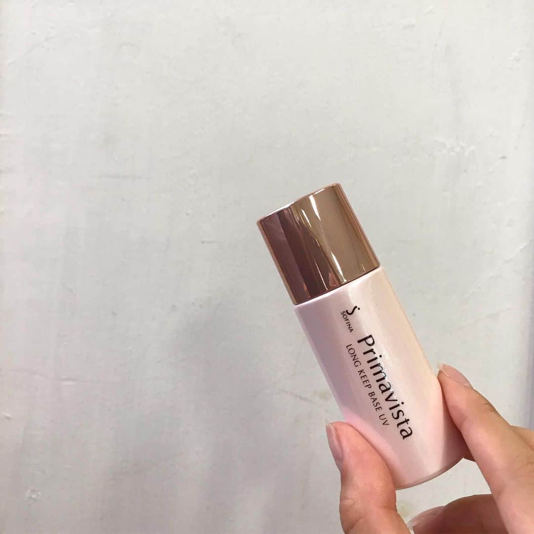 のインスタグラム：「#primavista 今更感あるけど使ってみた🧖🏻‍♀️ ツヤ肌を目指してたんやけど、、、 夏の汗に負けて外回りとかお出かけで、ドロドロになっちゃうようになっちゃってたからテカリ防止下地を頼ってみた🥺🥺🥺 マジデ、テカリ、防止できます！！！🔥 でも急に涼しくなってきてアレ？もう必要なくなる？な季節感ですな。泣 暑い日以外はTゾーンにだけ使おうかな〜。 プチプラでも十分優秀なコスメがありすぎて、あれもこれも試してみたいで追いつかない！！！ #女最高説」