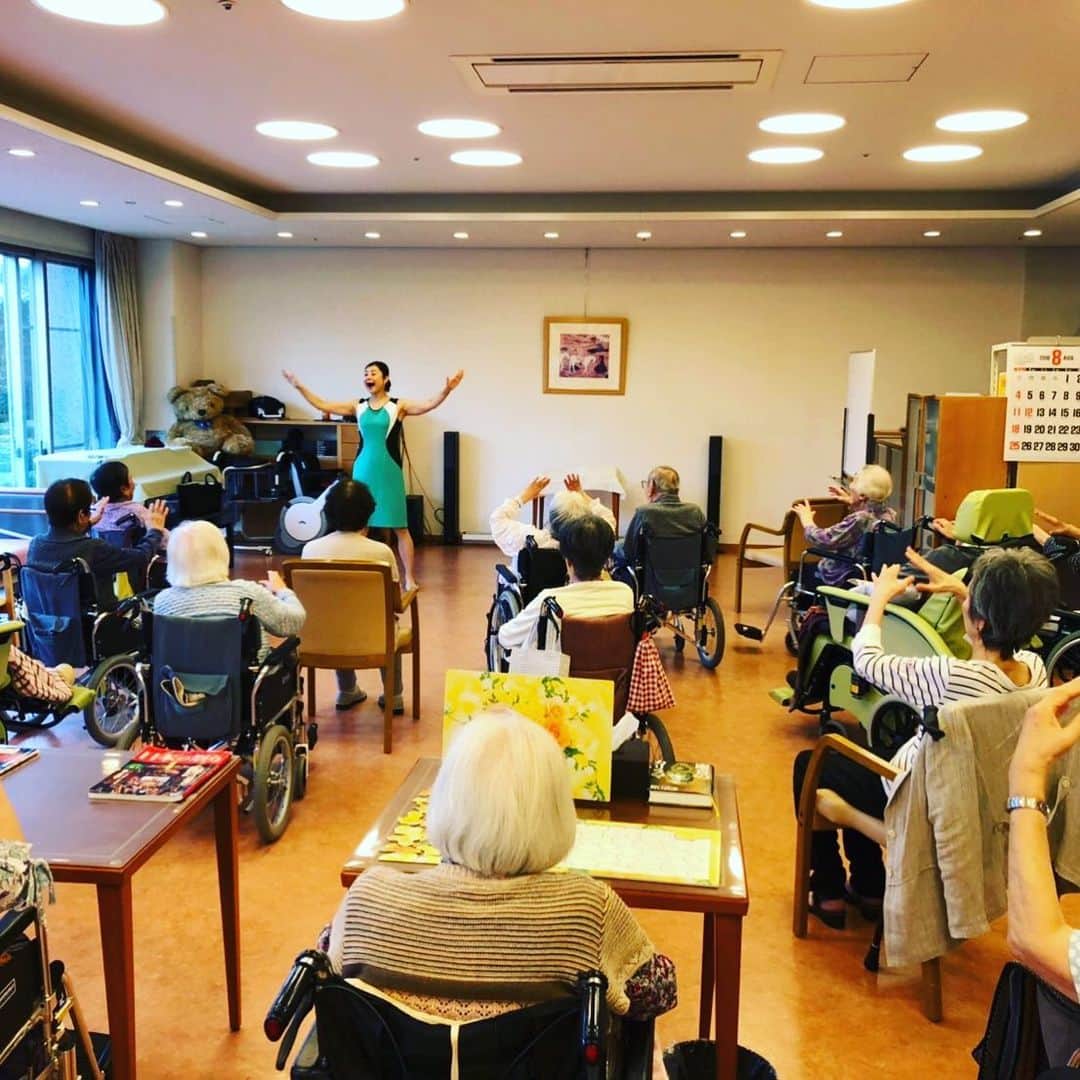 間々田佳子のインスタグラム：「昨日は病院で顔ヨガ 一番上は106才のお姉さま みなさんからいつも私が 元気をいただいています。  #脳活顔ヨガ #脳の活性化 #笑顔 #顔も運動不足になる だから #顔を動かすことが必要 #間々田佳子 #シニアヨガ」