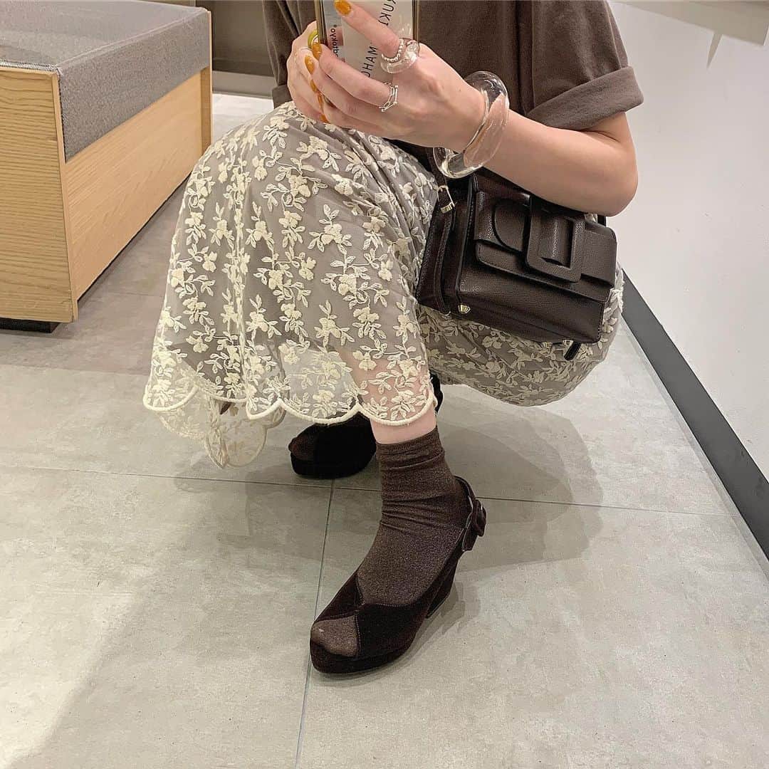 ukapiのインスタグラム：「. . new‼️ . やはりソックス合わせ🧦も 最高だぁ〜〜👡 . . #ベルベット#秋サンダル#サンダル #ルタロン#letalon#iena#イエナ」