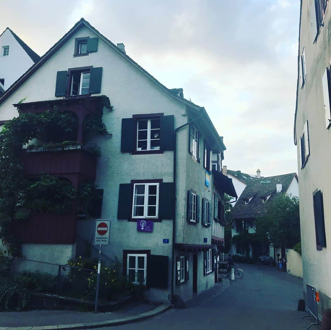 寺川綾さんのインスタグラム写真 - (寺川綾Instagram)「世界バドミントン🇨🇭 日本勢の活躍、本当に本当に素晴らしかったです🇯🇵 この結果でも、納得できない様子の選手も中にはいました。 だからこそ、個々の選手のレベルが高くなり、チーム全体のレベルも上がっていくんだな、、とつくづくバードジャパンの意識の高さを実感。 来年のオリンピック、楽しみです💪💪💪 #世界バドミントン #スイスバーゼル #桃田選手おめでとうございます㊗️ #永原松本ペアおめでとうございます㊗️ #報道ステーション #小椋久美子さん #めちゃめちゃお世話になりました🙇‍♀️ #バドミントン初の地上波🙌 #スタッフさん多くて写真に入りきらず😭 #お世話になりました🙇🏻‍♀️」8月28日 13時47分 - terakawaaya_official