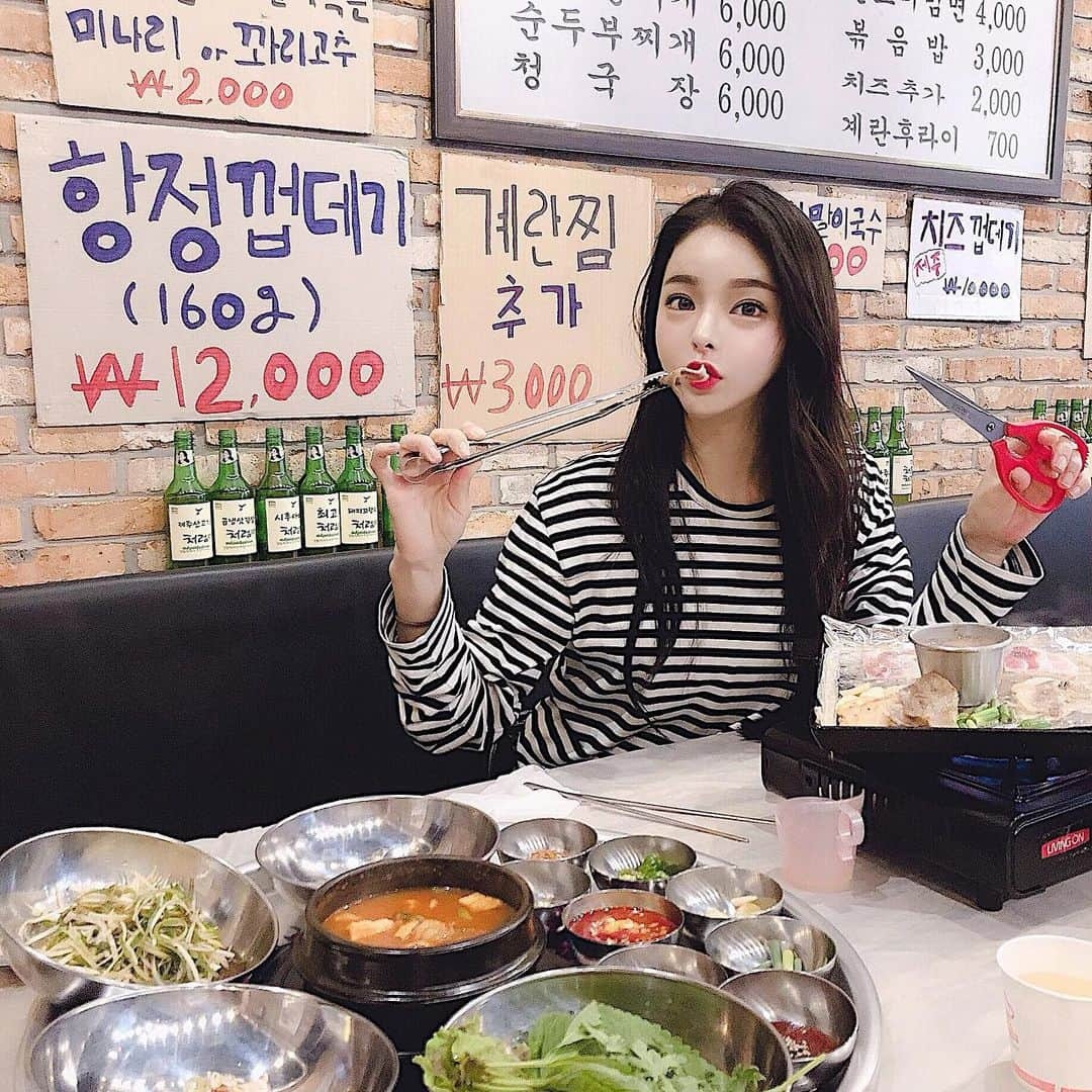 ダユンさんのインスタグラム写真 - (ダユンInstagram)「제주 돼지로 만든 냉동 삼겹살은 처음이야 🐷 껍데기도 제주 돼지 ! 돼지 꼬리까지 신세계 ! 고기마다 소스가 다 달라서 테이블 터지는 줄  한국가자마자 또 먹어야지이 . . .  #영동교집 #건대맛집 #건대입구 #광진구맛집 #건대입구맛집 #건대삼겹살 #돼지꼬리」8月28日 13時48分 - 2__yun__2