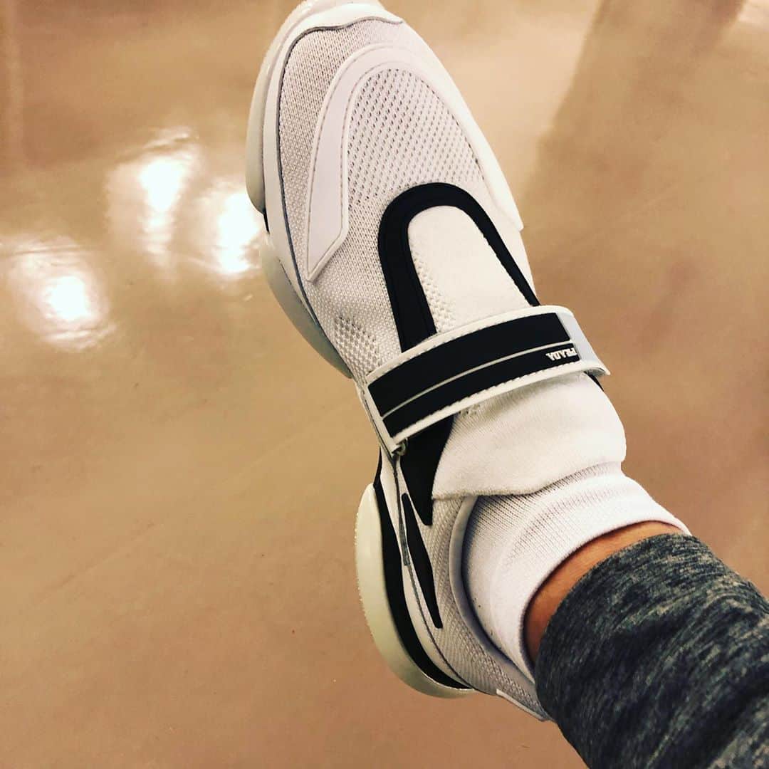 布袋寅泰さんのインスタグラム写真 - (布袋寅泰Instagram)「アンコール用のスニーカーはPRADAです。#prada #sneakers #布袋寅泰 #ギタリズム6」8月28日 13時55分 - hotei_official
