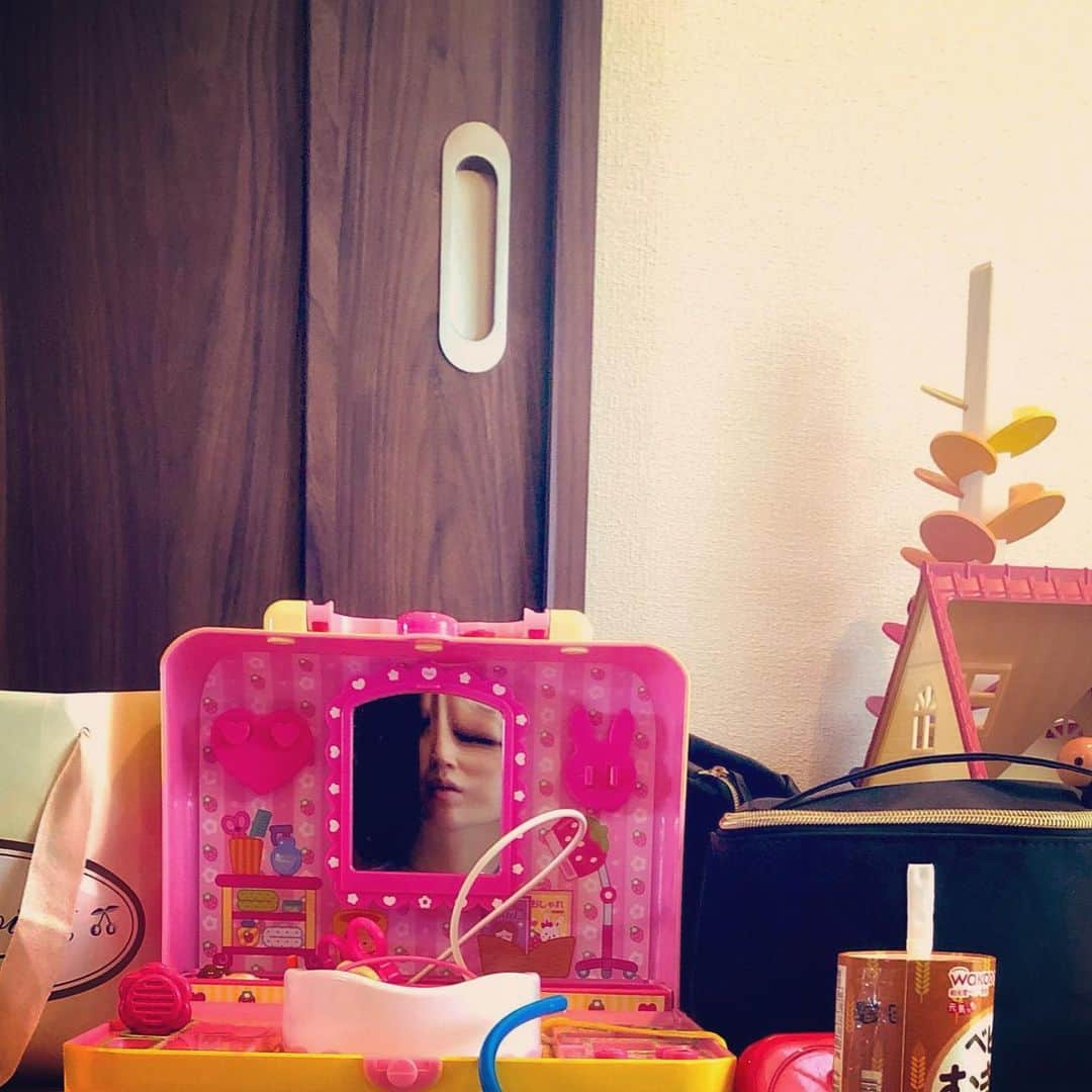犬山紙子さんのインスタグラム写真 - (犬山紙子Instagram)「メルちゃんの美容院セットにうつった私こっわ」8月28日 13時59分 - inuyamakamiko