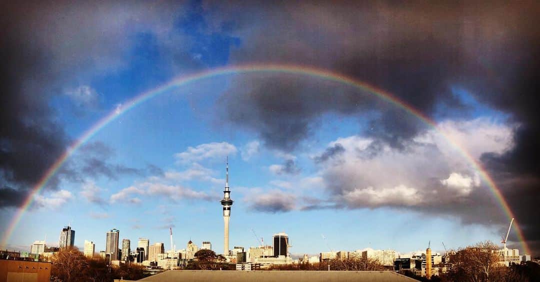エレナ・サチンのインスタグラム：「The most magnificent rainbow. 📷 from my patio.  Thinking of you @tysonritter 🌈😍❤️」