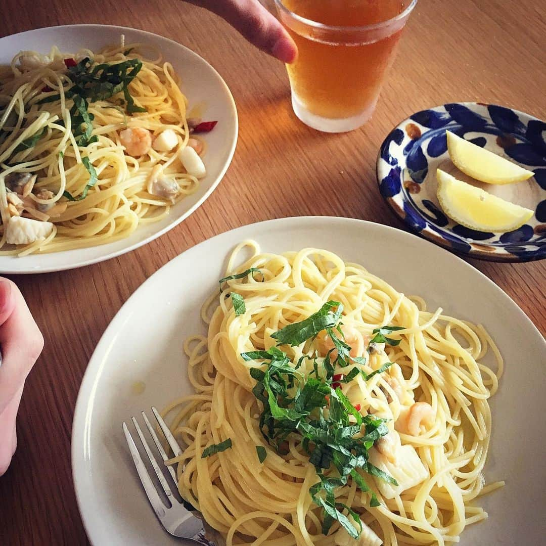 ecruさんのインスタグラム写真 - (ecruInstagram)「2019/08/28 お昼ご飯にシーフードパスタを作りかけていたら、息子が来て「作ろうか？」と。 嬉しいー😍😍😍 だって、パスタは息子が作る方が美味しいから〜😅 今日も美味しくいただきました♪ ごちそうさまでした。 ・ 九州では大雨が降り続いていて、ニュースを見ていると恐ろしいです。 これ以上被害が拡がりませんようにと願うばかりです。 ・ #gon_food #お昼ごはん  #food #foodpic #foodphoto  #昼食  #instafood #instagood #yummy #love #japan #japanesefood  #thankyou #onthetable #日々 #暮らし #パスタ #シーフードパスタ  #lunch  #うつわ #やちむん #息子ご飯」8月28日 14時13分 - hydrangea_green