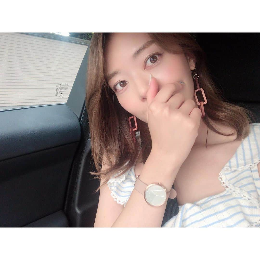 今村仁美さんのインスタグラム写真 - (今村仁美Instagram)「最近よく、友達に可愛い♡って絶賛される時計⌚は、MAVEN WATCHES のローズゴールドキャメルです！ シンプルだし、肌なじみがいい色だから 私が持ってるどんなお洋服にも合う！💕 クーポンコード使用で10%割引になるみたいです🎵 コード《 imamura_hi 》 スワイプしてね>>>> . . . #mavenwatches #マベン #マベンウォッチズ #腕時計 #時計 #手元倶楽部#fashion#coordinate#watch#都会と自然#オフィスカジュアル#ドライブ」8月28日 14時23分 - imamura_hi