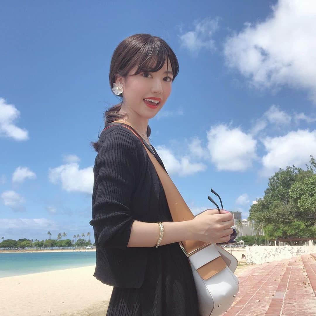 中谷彩伽のインスタグラム：「実はHawaiiに留学に来ています💓沢山写真とか載せていきます😊 . ちなみに写真はアラモアナビーチパークの海だよ🏝  #ハワイ #Hawaii #スマ留 #スマ留賞 #留学 #アラモアナ」