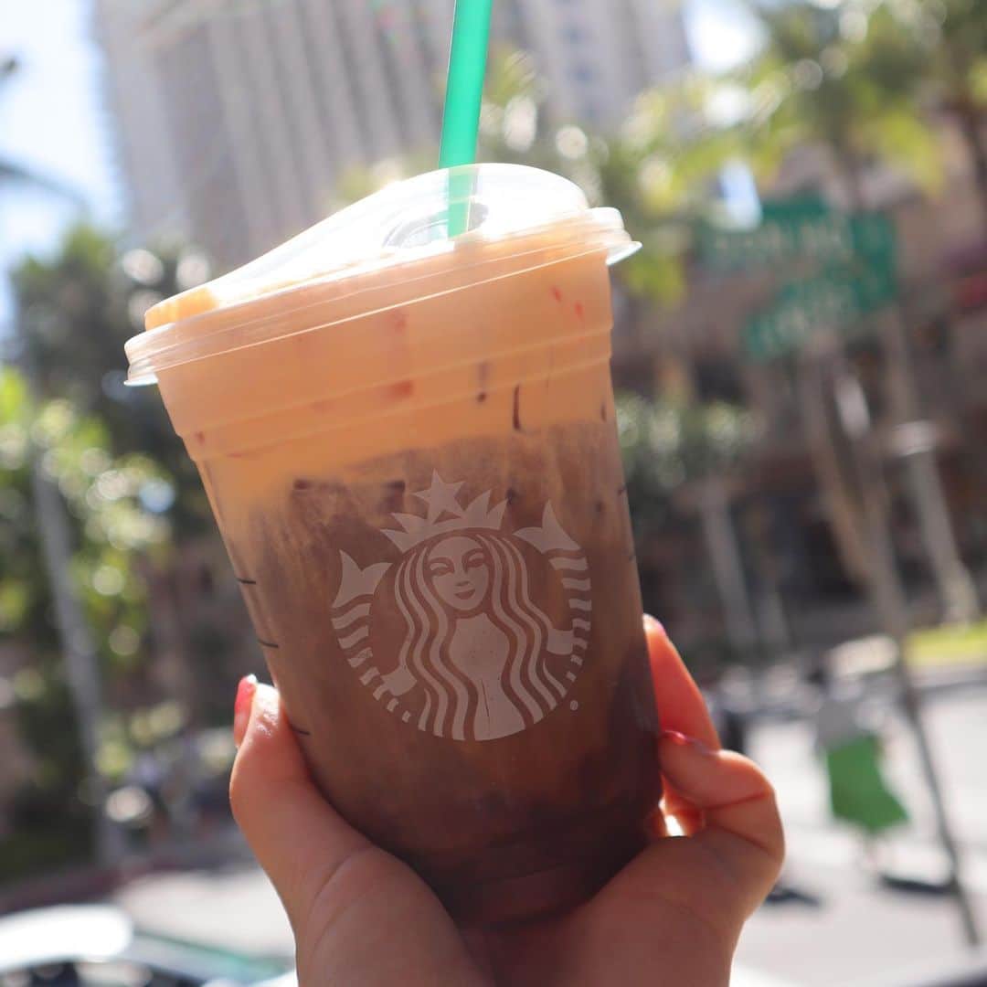 中谷彩伽のインスタグラム：「. Starbucks♥日本にはないの頼んでみたよ😊マグカップ新しくなったのかな？🤔持ってるのと違うデザインのが売ってて買うか迷う。。 #ハワイ #Hawaii #Starbucks #スタバ #ワイキキ #珈琲 #コーヒー  #お洒落さんと繋がりたい #お洒落な人と繋がりたい #ミスコン #読モ #モデル #なかやん #中谷彩伽 #follow #followme」