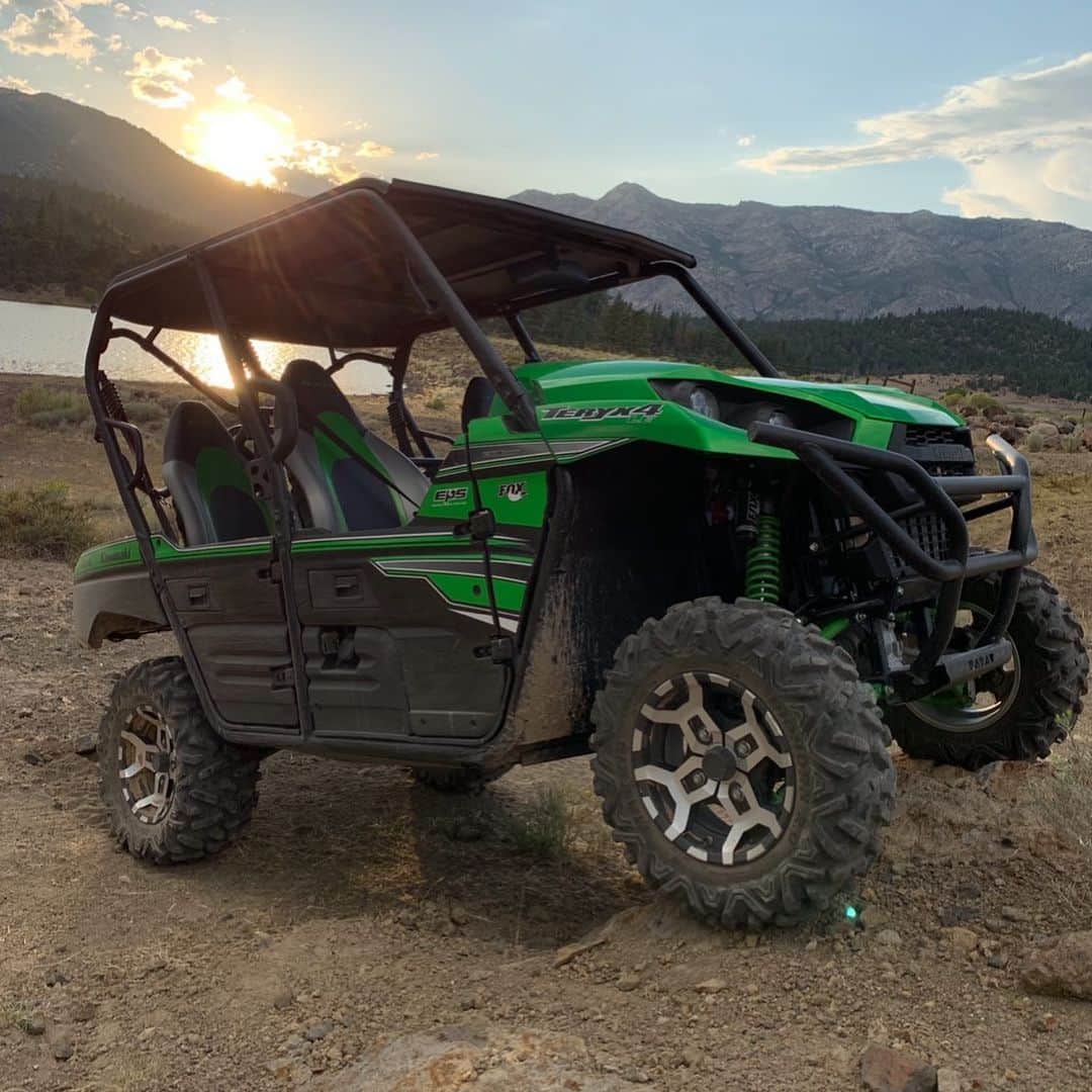 ストーン・コールド・スティーブ・オースチンのインスタグラム：「Caught some seat time today. Ain’t nothing like riding the backroads. I dig it.  @kawasakiusa  #teryx #4x4 #nevada」