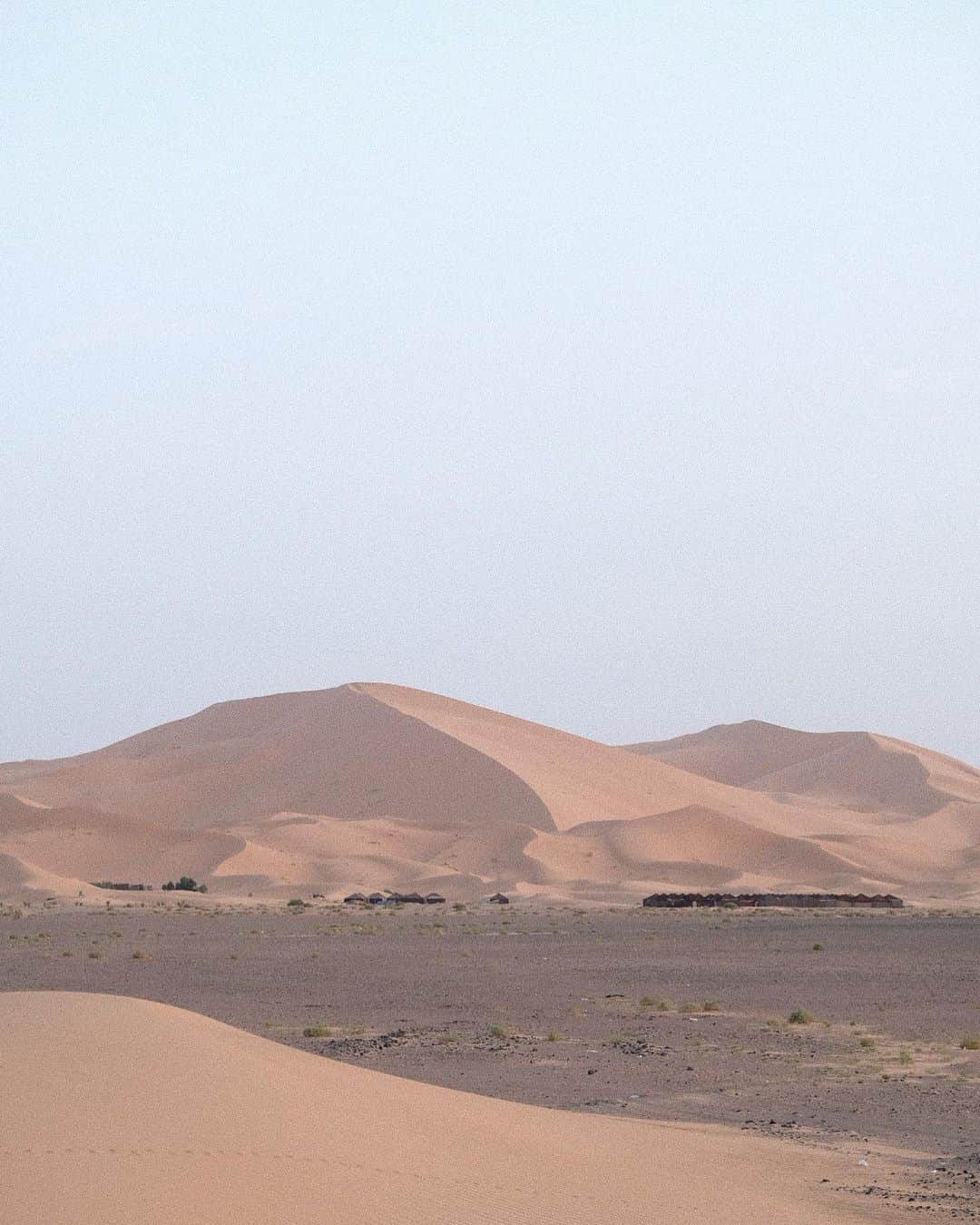 KUNIKAのインスタグラム：「🐫...🐫...🐫...﻿ モロッコの後すぐに実写のアラジンを観たら景色がそのままで、タイムリー過ぎて楽しさ倍増でした。﻿ アラジンの世界に行きたいって子供の頃からの夢が叶ったんだなぁ...🧞‍♂️﻿ ﻿ #morocco #saharadesert」