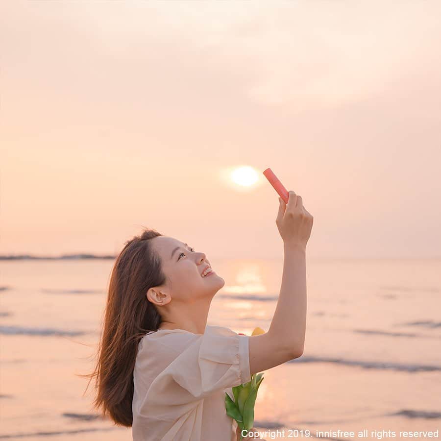 innisfree official (이니스프리) さんのインスタグラム写真 - (innisfree official (이니스프리) Instagram)「Click, click! The sea, sky and sunset all colored in coral. ⠀ 코랄빛으로 물든, 하늘, 바다, 석양과 함께 찰-칵!」8月28日 15時02分 - innisfreeofficial
