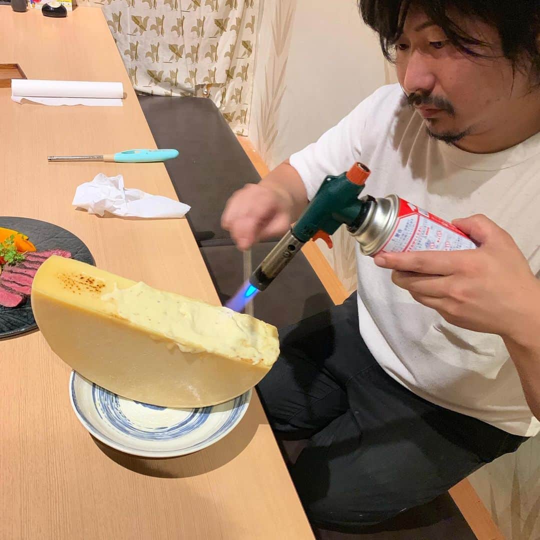 のインスタグラム：「試作品のラクレットチーズを炙る大川さん🧀 . #大川さん#チーズ#ラクレットチーズ#肉#鶏肉#鶏っく#梅田#居酒屋#焼き鳥#チーズタッカルビ#チョアチキン#唐揚げ#チキン南蛮#ビール#飲み会#大阪#大阪グルメ#大阪観光#浦和レッズ#ガンバ大阪」