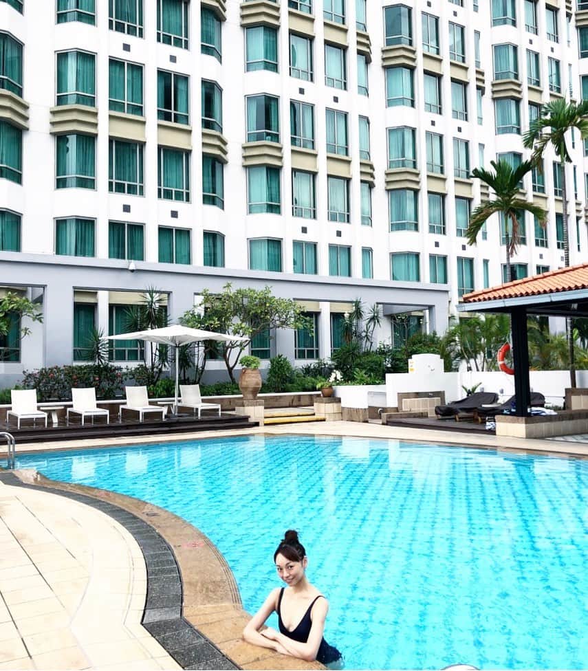 上野水香さんのインスタグラム写真 - (上野水香Instagram)「#シンガポール @interconsin  #誰もいない #プール  長居 、、ぐったり。笑 #singapore #travel  alone in the #pool ...」8月28日 15時04分 - mizukaueno