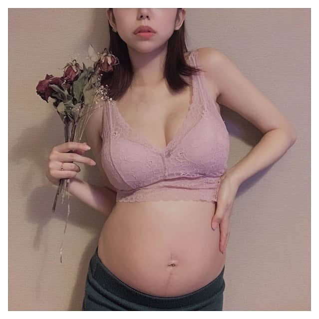 のインスタグラム：「. . ご報告 . .  土屋、結婚しました👰🤵 そして実はお腹のなかに 大切な子を身ごもってます 👶 . . 彼の妻として、この子の母として そして女としてまた色々学ぶ事が あると思うのが幸せで楽しみです 🙅‍♀️♡ . . #結婚 #妊娠 #マタニティ #親 #幸せ」