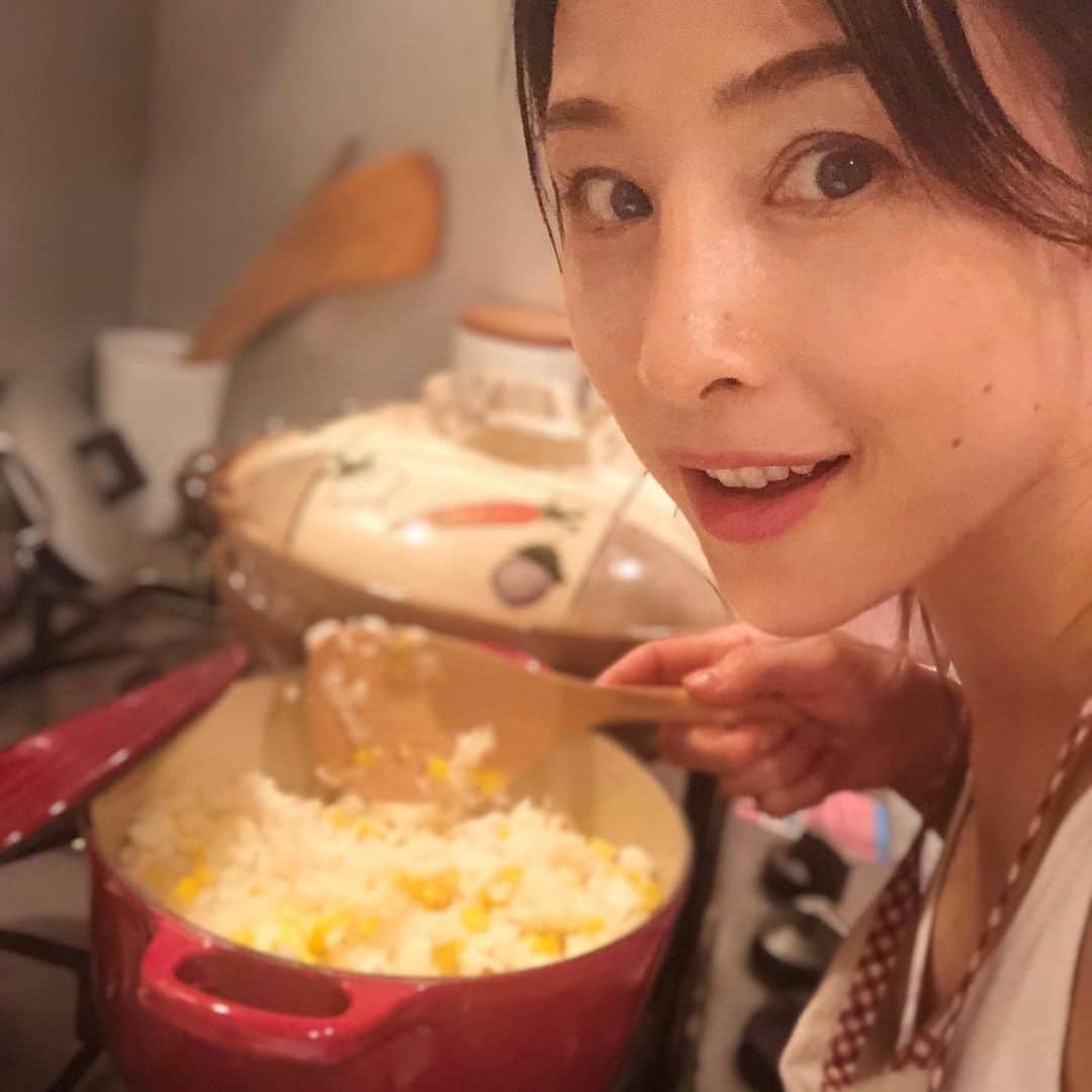中岡由佳さんのインスタグラム写真 - (中岡由佳Instagram)「ニセコの道の駅で買ったトウモロコシでご飯を炊きました。炊き上がりに塩を振って混ぜて出来上がり！美味！ #cooking #トウモロコシ #北海道」8月28日 15時23分 - yuka_nakaoka