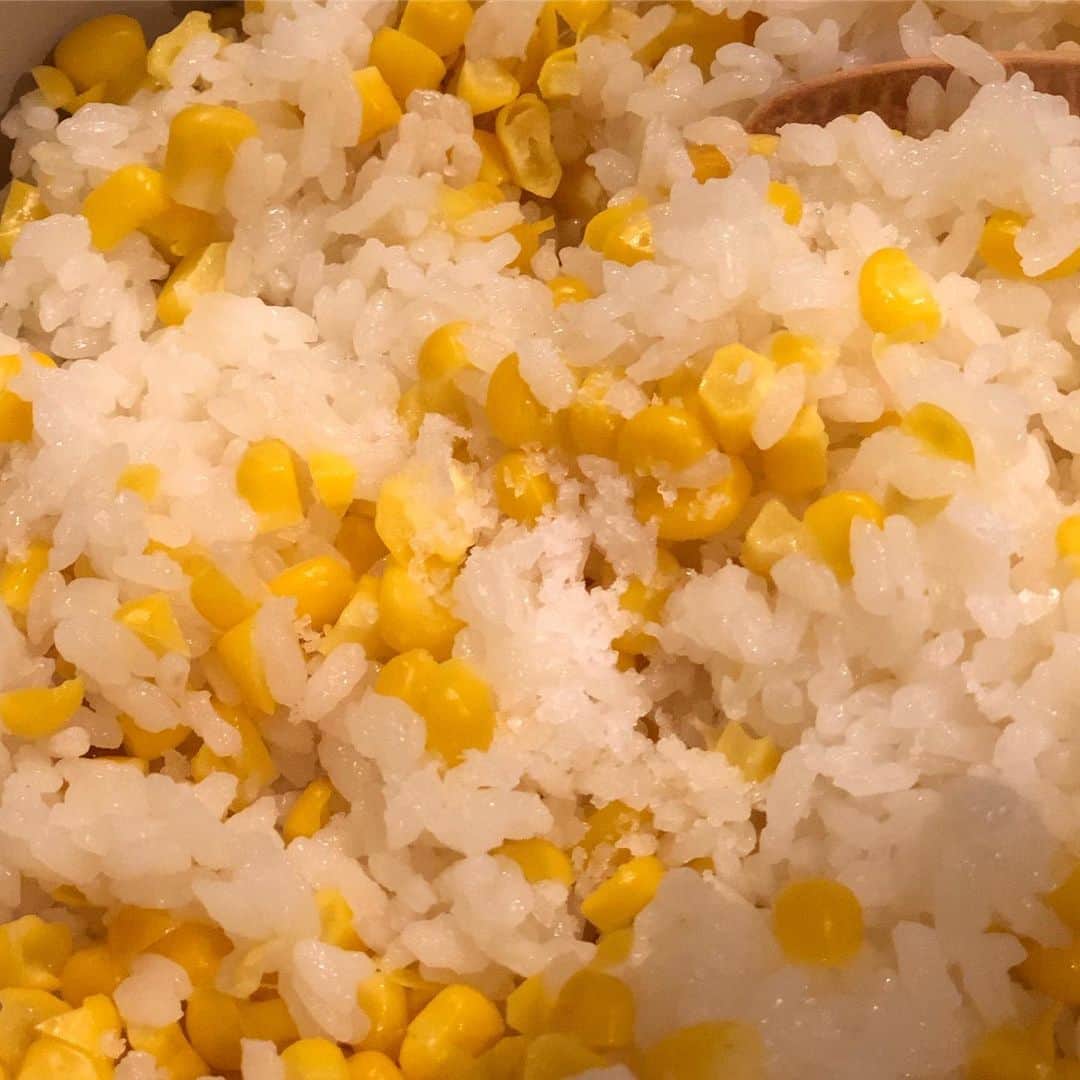 中岡由佳さんのインスタグラム写真 - (中岡由佳Instagram)「ニセコの道の駅で買ったトウモロコシでご飯を炊きました。炊き上がりに塩を振って混ぜて出来上がり！美味！ #cooking #トウモロコシ #北海道」8月28日 15時23分 - yuka_nakaoka