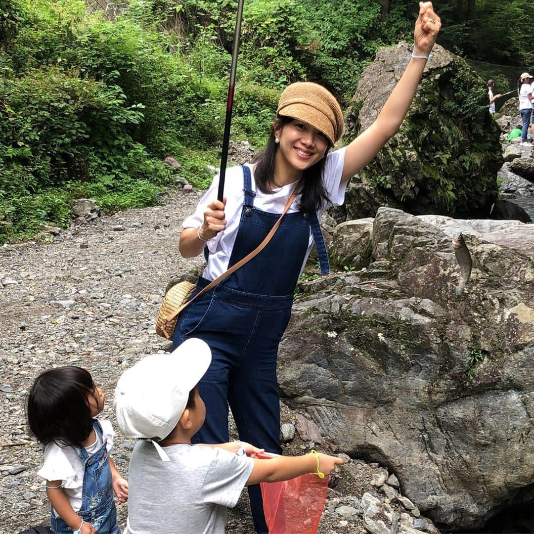 潮田玲子さんのインスタグラム写真 - (潮田玲子Instagram)「有馬渓谷にも行きました🎣 お水が綺麗でとても気持ちよかった💓 写真撮ってもらうの長すぎて釣ったマスを逃し子供達に怒られる…🤣 息子は自分で釣った魚は格段に美味しかったよう🤗😍💓 #有馬渓谷 #川が綺麗 #なんでも思いつきで #急にマス釣り #結果良し」8月28日 15時16分 - reikoshiota_official