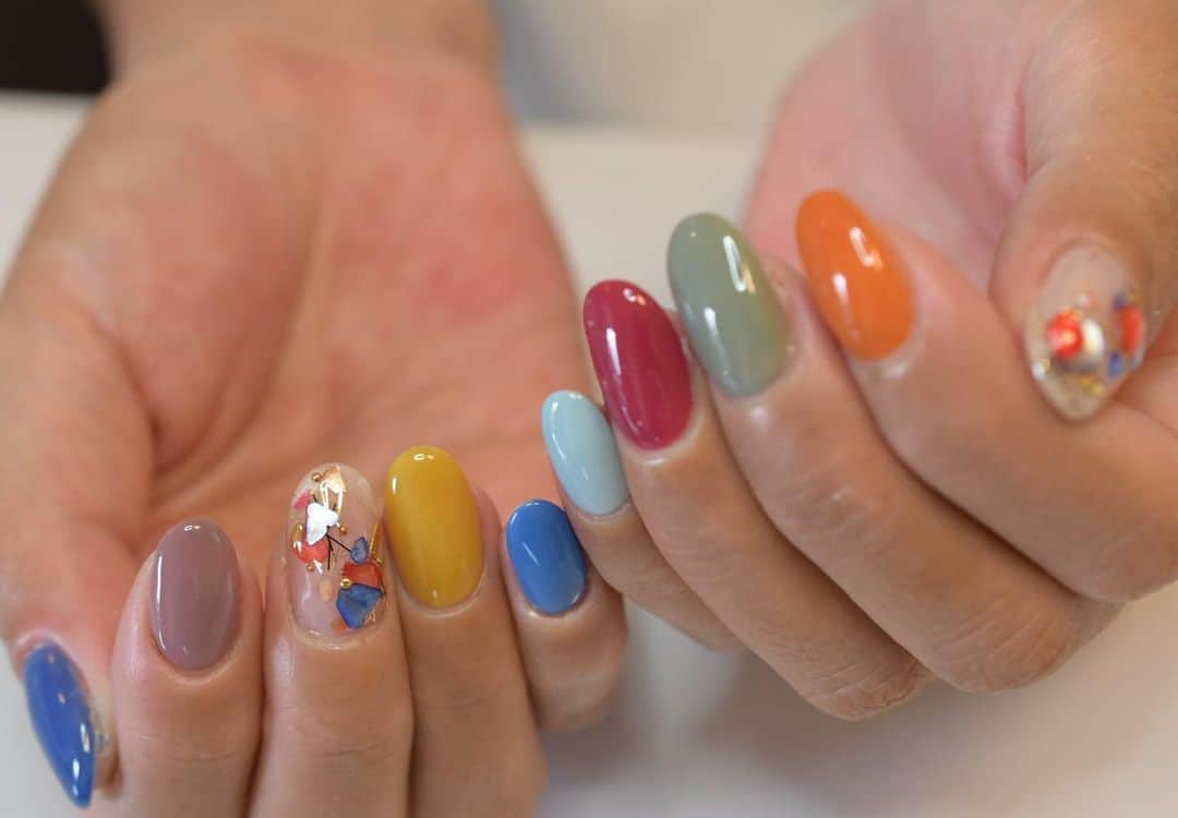 Yuka Maeda ::manicurelistのインスタグラム：「からふるるるる . . 大阪市北区 梅田.中崎町.駅から徒歩7分🚶‍♀️ CADENAS nail eyelash  マツエクアカウント @cadenaseyelash LINE:@ cadenas 🆔検索🙋‍♀️ tel:06-4792-8617. cadenas.nail@gmail.com. . #ネイル #ジェルアート #大人かわいい #梅田ネイル #堂山町 #大人ネイル #個性派ネイル #クリアネイル #ジェルネイル #nail #notd #ニュアンスネイル #instanail #ワンカラー #夏ネイル  #ネイルデザイン #ongels #美甲 #osaka  #ジェルデザイン #cadenas #指甲 #spring #Insatnails #fashion #シアーネイル #うる艷ネイル #トレンドネイル  #色遊び #カラフルネイル」