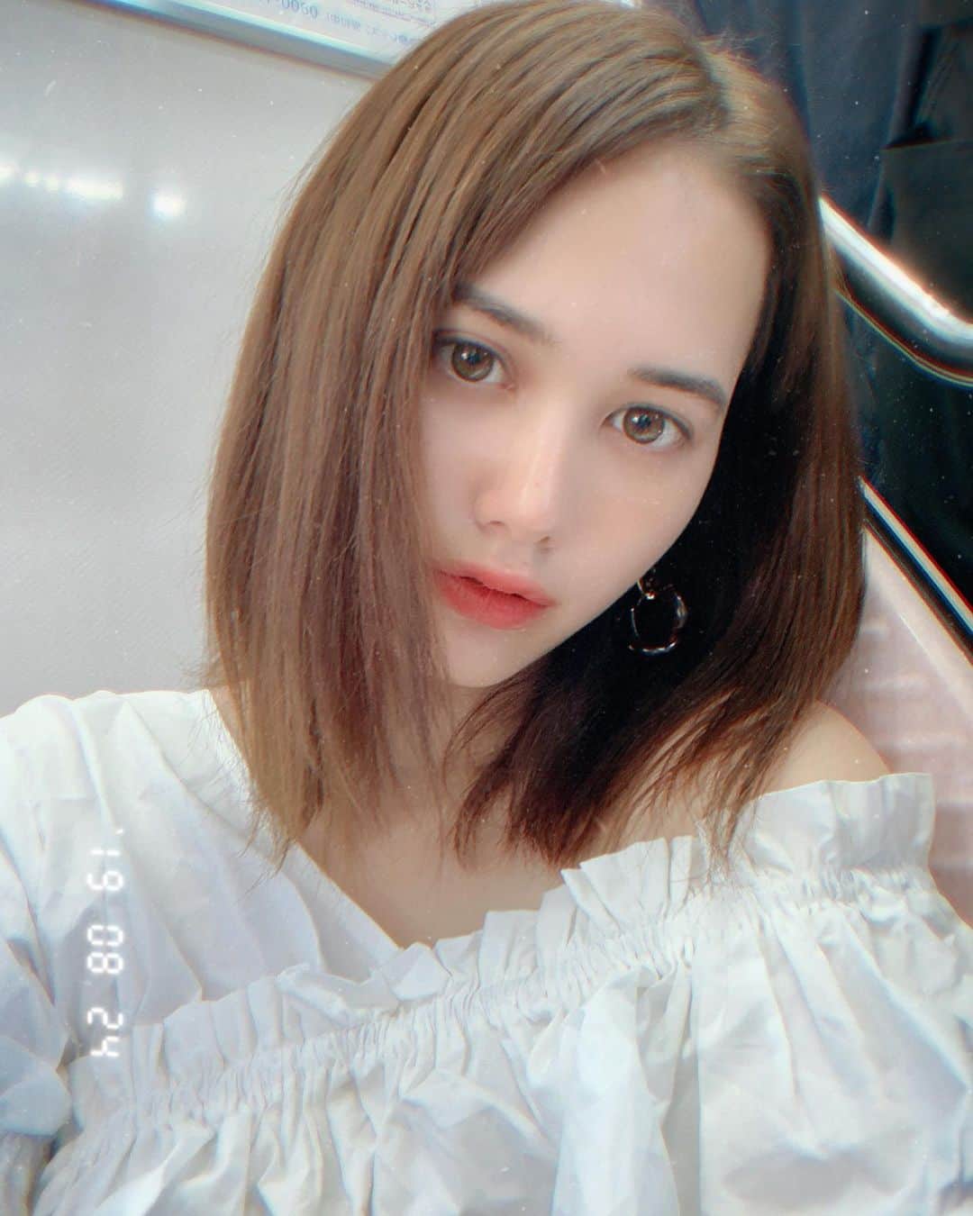 真間玲奈のインスタグラム：「白✖︎デニムは絶対合うからやりがち🍒 topsは @nn___official の #韓国#fashion#ootd」