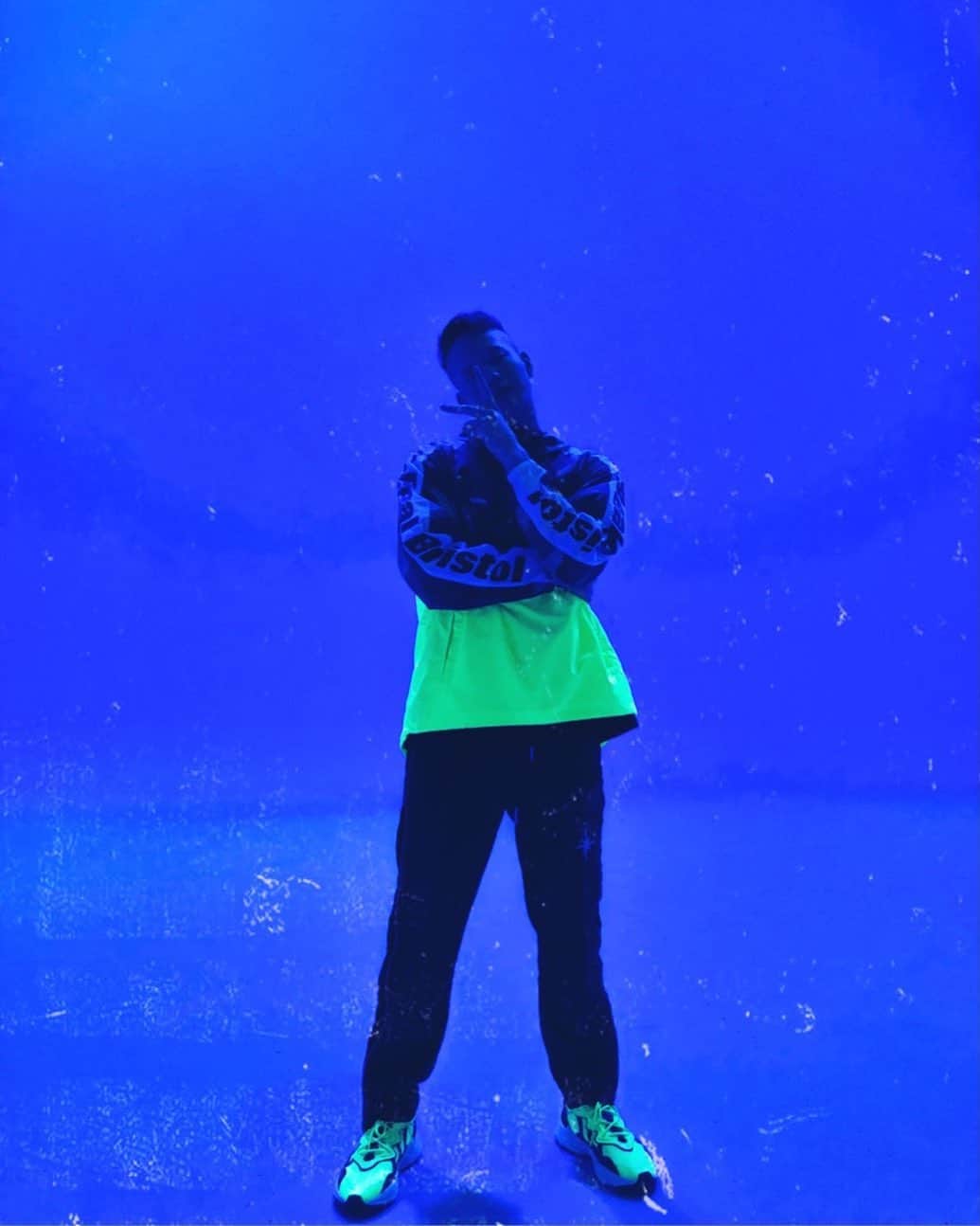 プニエル のインスタグラム：「https://youtu.be/USlrvoGQGEc  Have you guys checked #Flip out yet?! It’s available on all streaming services! MV in my bio!  Flip 들어봤나요? 모든 스트리밍 서비스에서 들을수있어요! 뮤비는 제 bio에 있어요!」