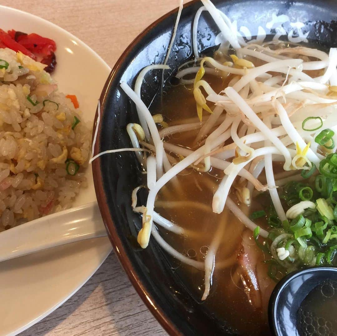 藤崎靖啓さんのインスタグラム写真 - (藤崎靖啓Instagram)「ラーメンと半チャーハン、 やっぱり合いますよね！  #テレビ高知 #藤崎靖啓アナウンサー #南国市 #かわさき」8月28日 15時36分 - yas_fujisaki