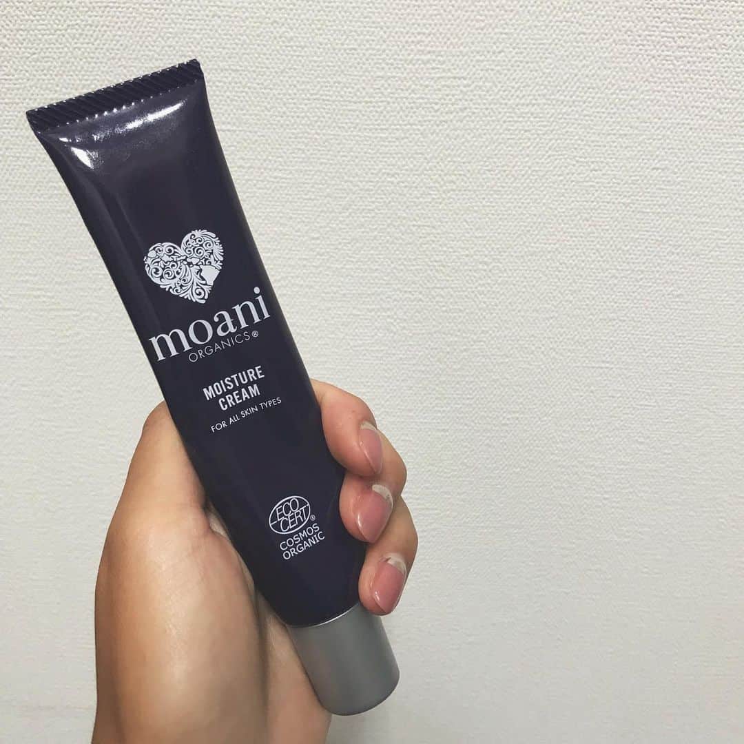 のインスタグラム：「ポーチの中に必ず忍ばせている @moani_organics の美容クリーム✔︎ 日焼、エアコンで乾燥しきった肌にたっぷり保湿をしてもしばらくするとカサカサになってしまうことが…😔 でも、これを持ち歩いていれば気になった時、気になった所をいつでもささっと保湿🦋✨ ミニバッグにも入るサイズなのも最高🌼 小さいけど、少しの量で伸びるのでコスパも最高！ もちろんっ環境にも最高🌏💙 @moani_organics #保湿ケア #アフターケア」