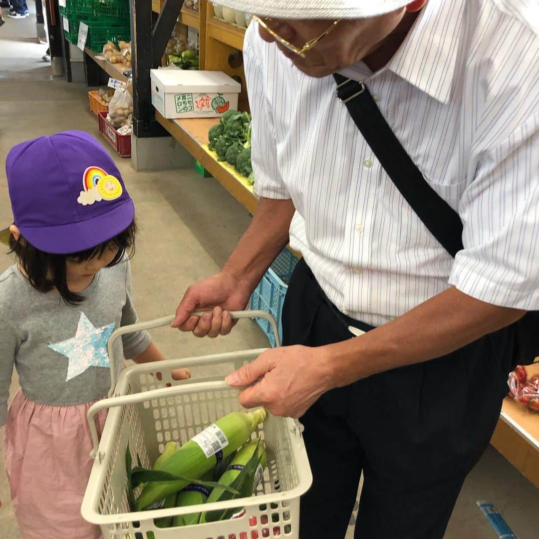 中岡由佳さんのインスタグラム写真 - (中岡由佳Instagram)「トウモロコシを買った道の駅。息子は大好きなきゅうりを選び、おじいちゃん、おばあちゃんはメロンも買っていました。北海道は美味しい♡ #ニセコビュープラザ #北海道」8月28日 15時49分 - yuka_nakaoka
