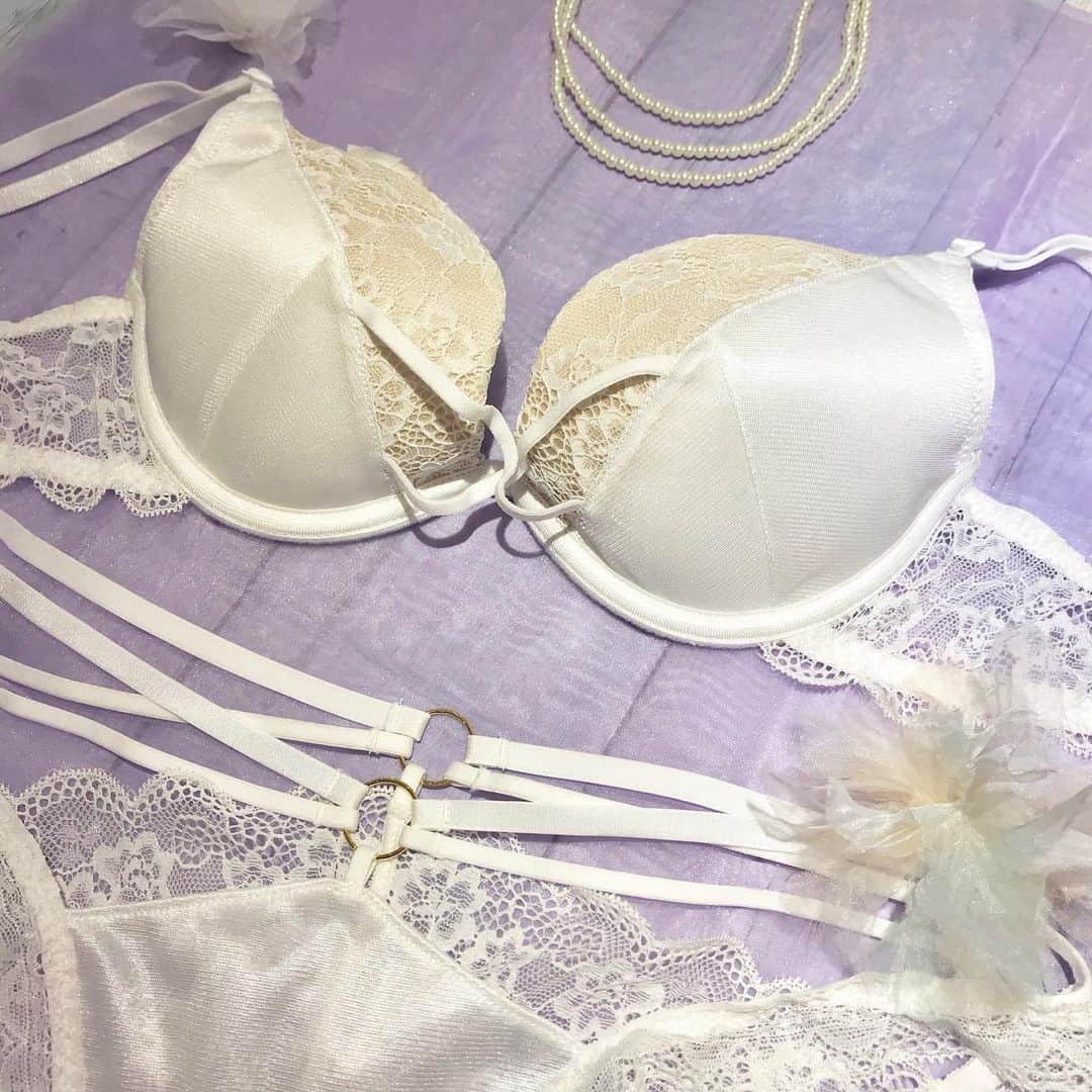 Ravijour札幌4丁目プラザ店のインスタグラム：「#ONSALE .  コード使いがモードな印象。 シャープコードメイクリフト💄 .  詳しくはTOPのURLからブログをチェックして下さい！！ .  #RAVIJOUR #ravijourstaff  #ravijoursapporo  #ravijourofficial  #ラヴィジュール #札幌 #大通 #4プラ」