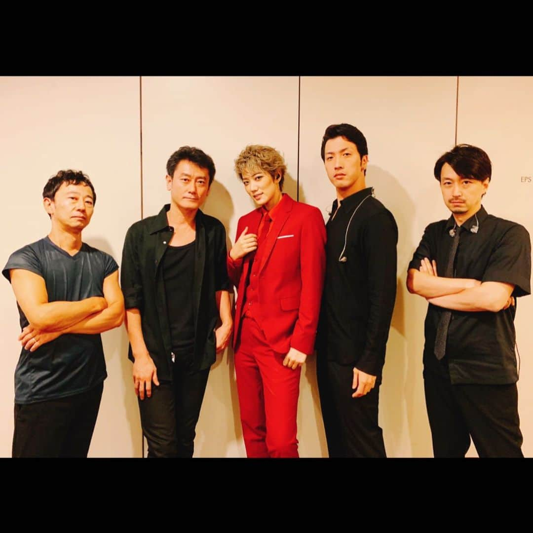 七海ひろきさんのインスタグラム写真 - (七海ひろきInstagram)「☆ One-manLIVE773 GALAXY  in NHK大阪ホール！！ 皆さんのお陰で無事に終わりました。 久しぶりの関西。まだ5ヶ月ですが、もっと頻繁に来れるといいなー。 ライブ曲のイメージカラーをお伝えしたら、皆さんがその色にペンライトを合わせて下さって、とても綺麗でした。皆さんの対応力の素晴らしさに感動しました。 美しい景色を見せてくれて本当にありがとう！！ 来られなかった皆さんも、応援ありがとうございます。 格好いいバンドのメンバーの方ともお写真を撮らせて頂きました。 そして、可愛い下級生も観に来てくれました。嬉しかったー。 次は、GALAXYファイナル9月20日、頑張ります！！ . #GALAXY #NHK大阪ホール」8月28日 15時53分 - hirokinanami773