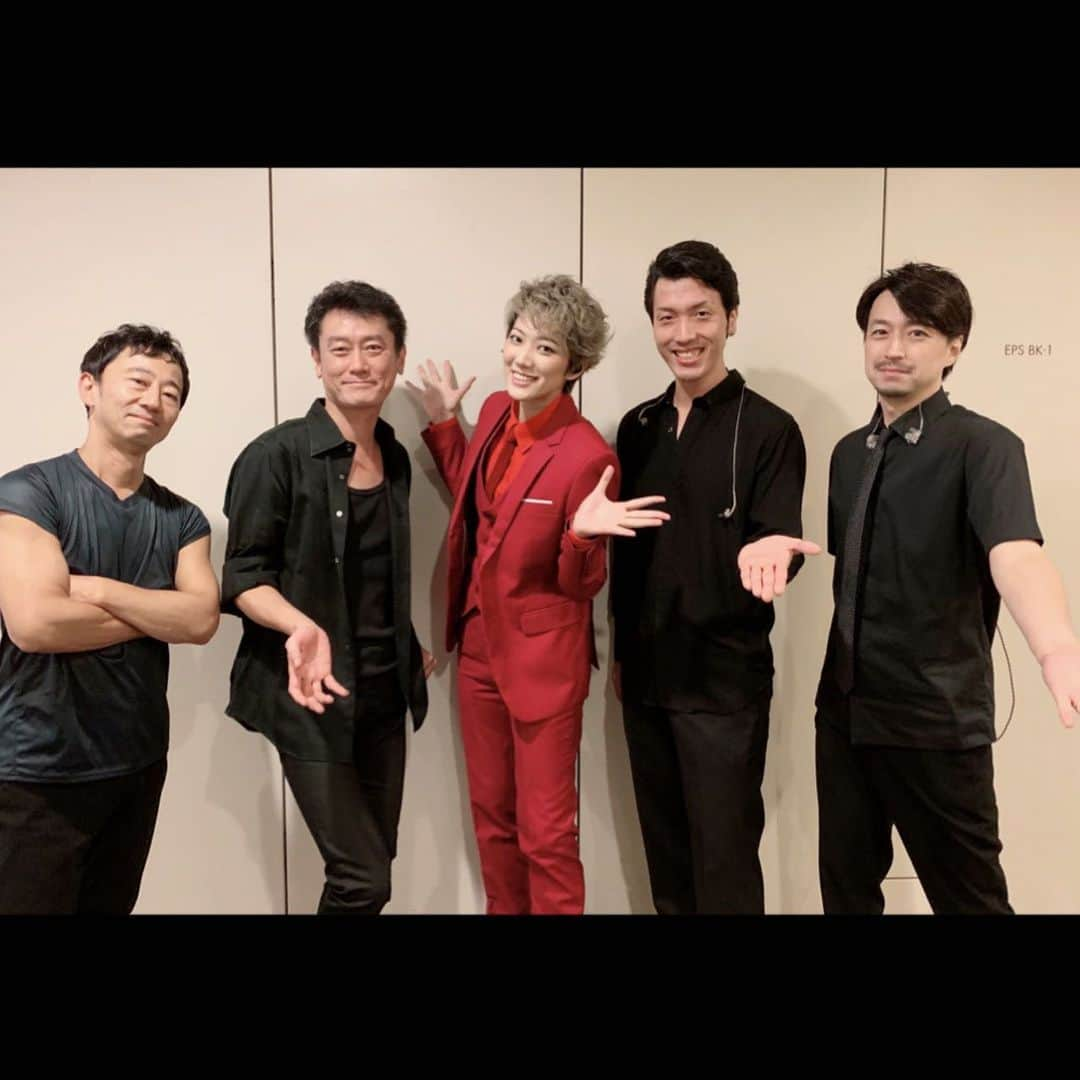 七海ひろきさんのインスタグラム写真 - (七海ひろきInstagram)「☆ One-manLIVE773 GALAXY  in NHK大阪ホール！！ 皆さんのお陰で無事に終わりました。 久しぶりの関西。まだ5ヶ月ですが、もっと頻繁に来れるといいなー。 ライブ曲のイメージカラーをお伝えしたら、皆さんがその色にペンライトを合わせて下さって、とても綺麗でした。皆さんの対応力の素晴らしさに感動しました。 美しい景色を見せてくれて本当にありがとう！！ 来られなかった皆さんも、応援ありがとうございます。 格好いいバンドのメンバーの方ともお写真を撮らせて頂きました。 そして、可愛い下級生も観に来てくれました。嬉しかったー。 次は、GALAXYファイナル9月20日、頑張ります！！ . #GALAXY #NHK大阪ホール」8月28日 15時53分 - hirokinanami773